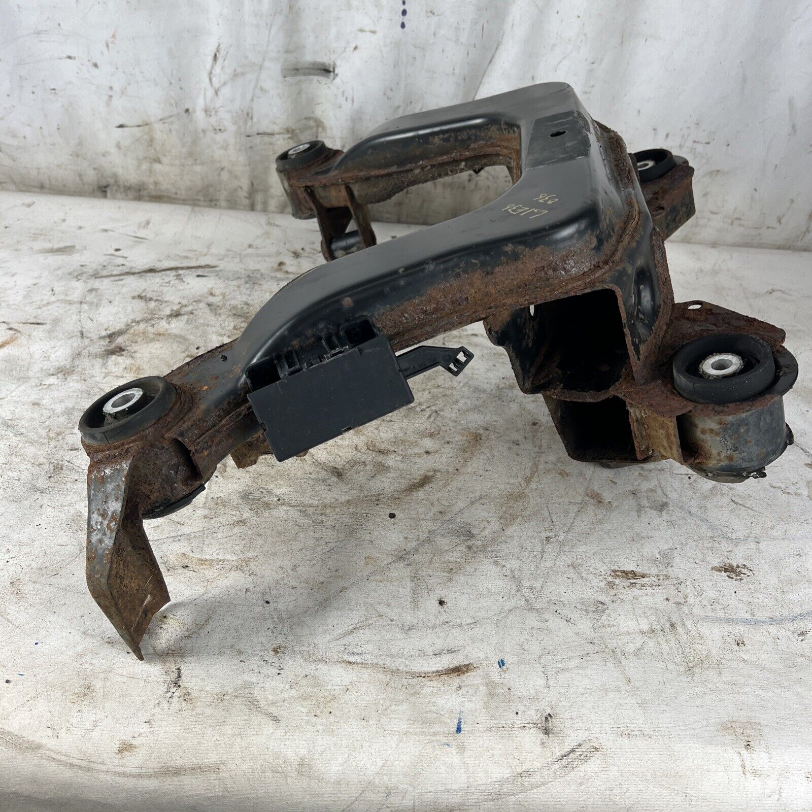 BMW E36 318 320 323 325 328 Rear Axle Carrier Differential Housing Subframe #036