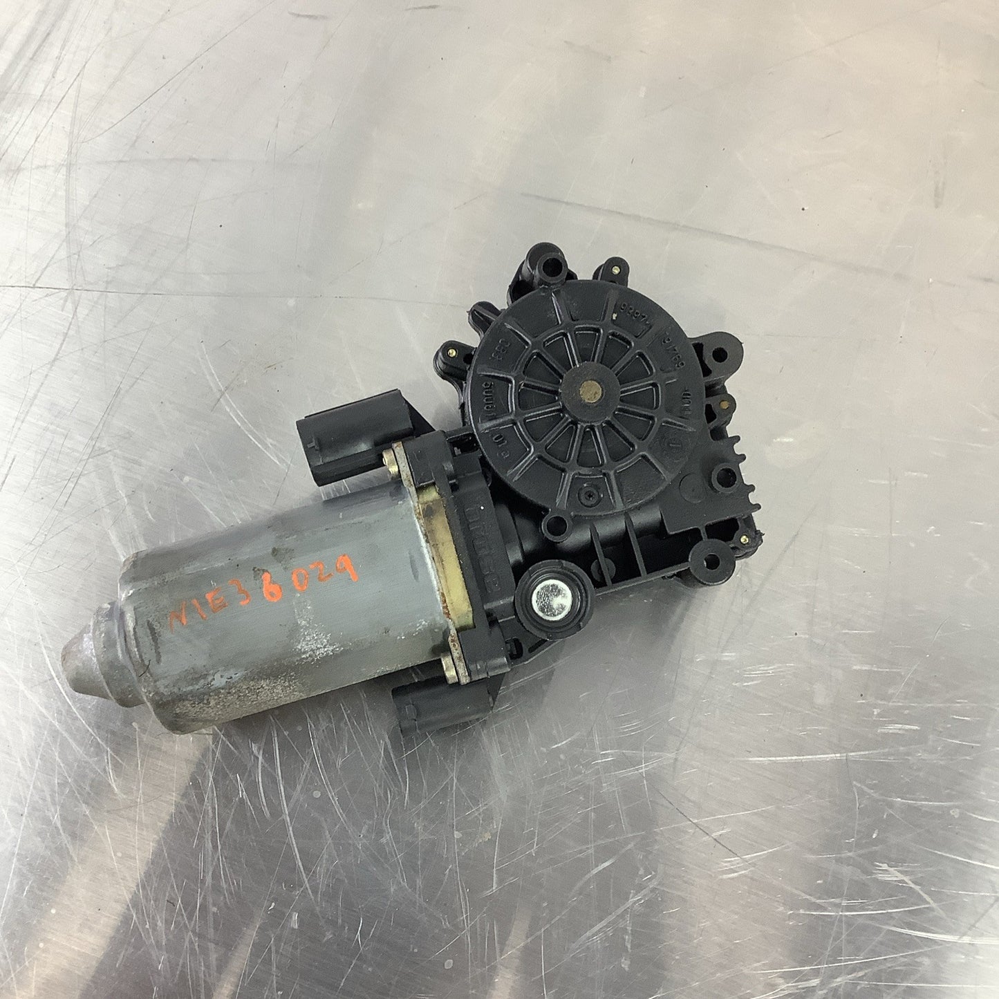 BMW FRONT WINDOW REGULATOR MOTOR 67628360977 8360977 OEM