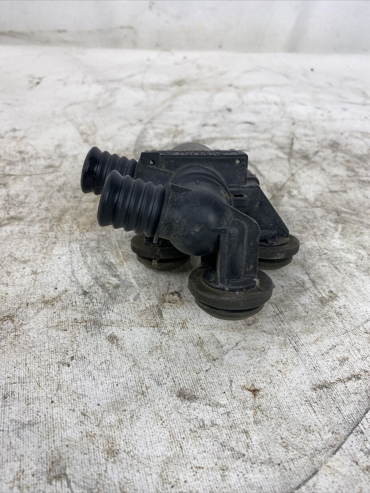 BMW E46 325 330 525 530 Z4 Engine Motor Water Valve Cooler Unit OEM