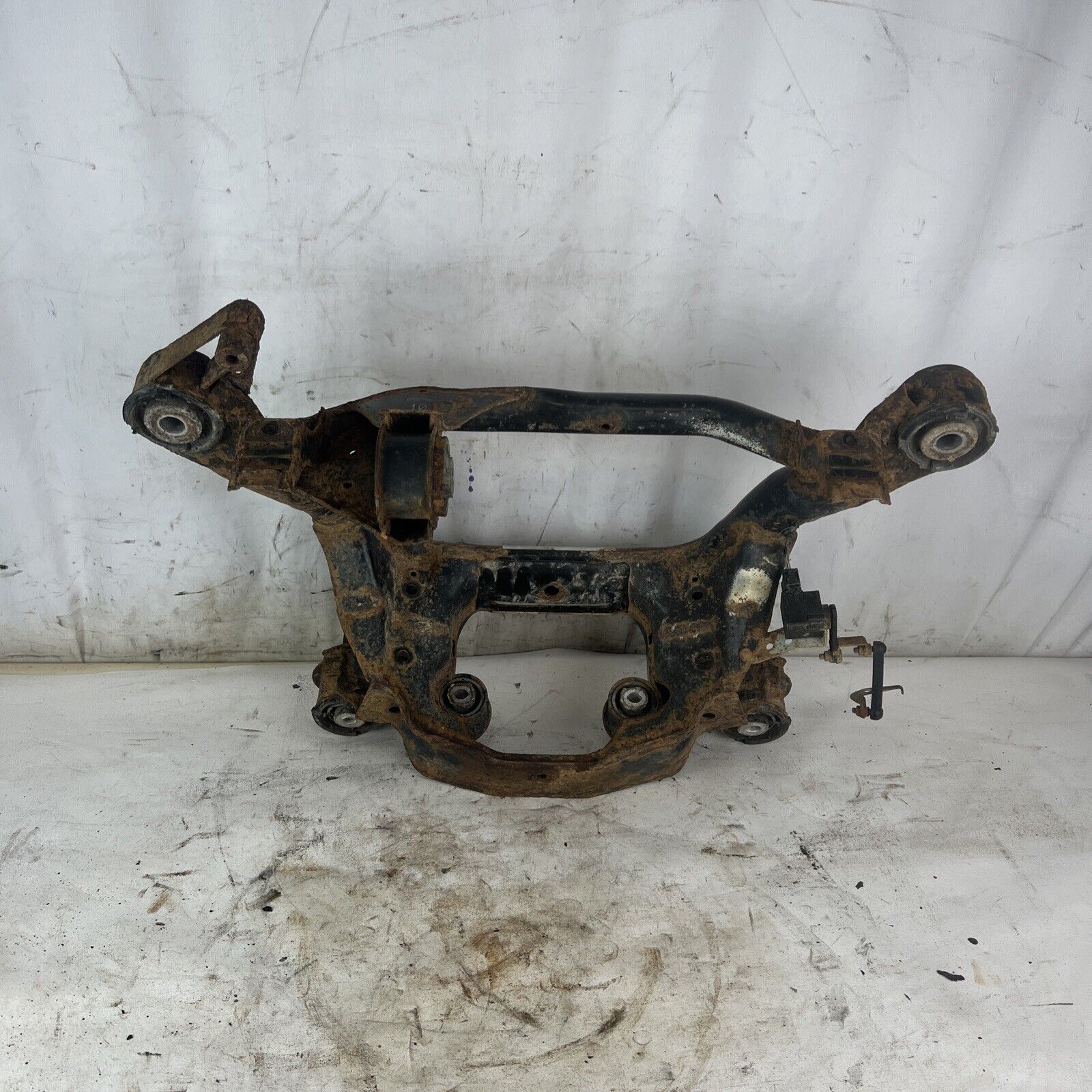 REAR AXLE DIFFERENTIAL DIFF CARRIER SUBFRAME BMW E46 325XI 330XI AWD 4WD CROSS