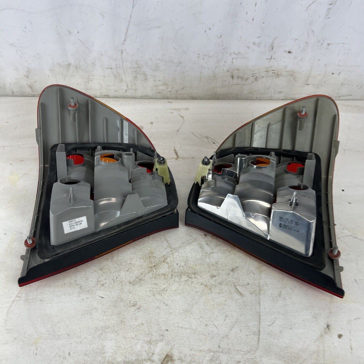 6907933 & 34 BMW325i 330i 330xi 325xi E46Sedan OEM TAILLIGHT HOUSING 02-05(PAIR)