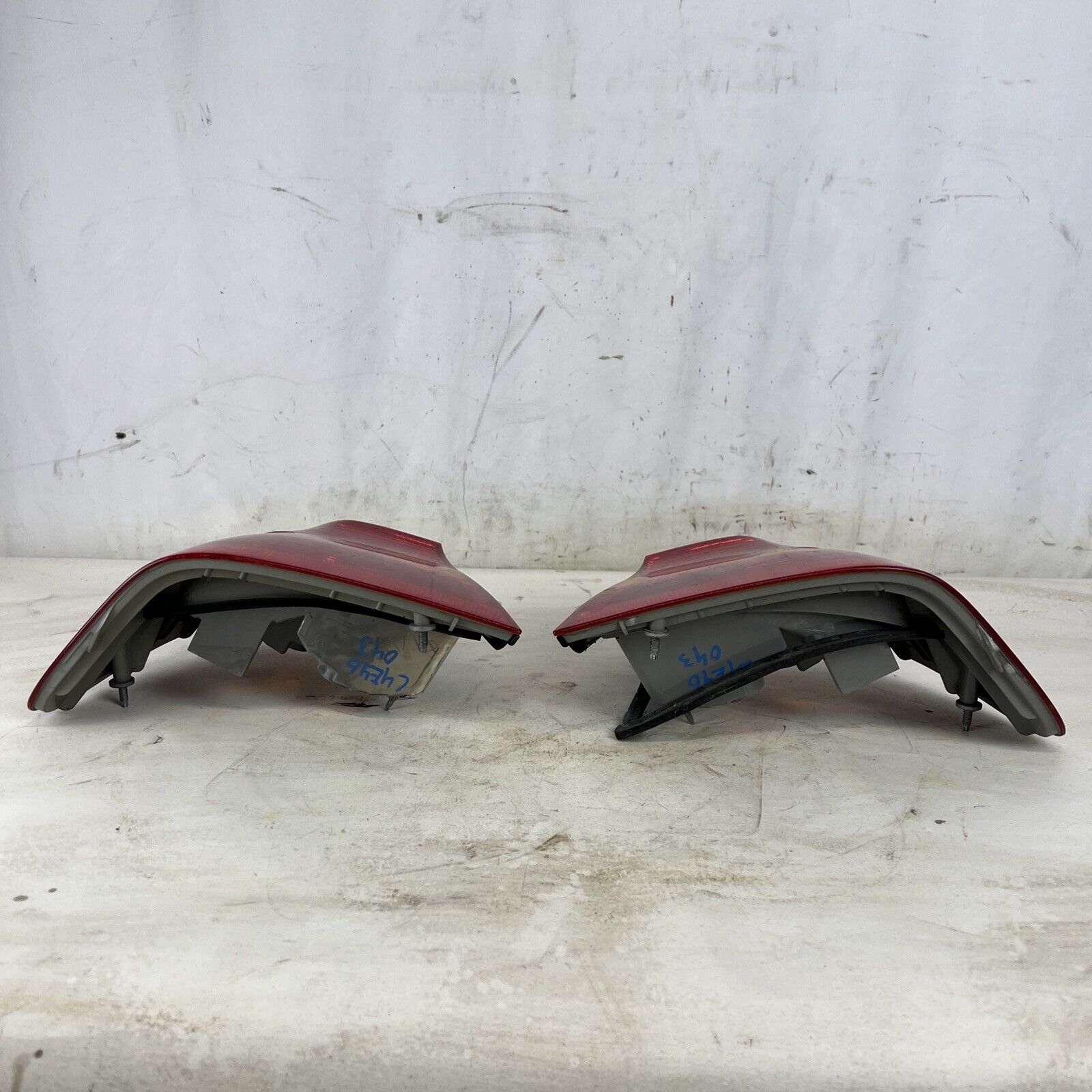 6907933 & 34 BMW325i 330i 330xi 325xi E46Sedan OEM TAILLIGHT HOUSING 02-05(PAIR)