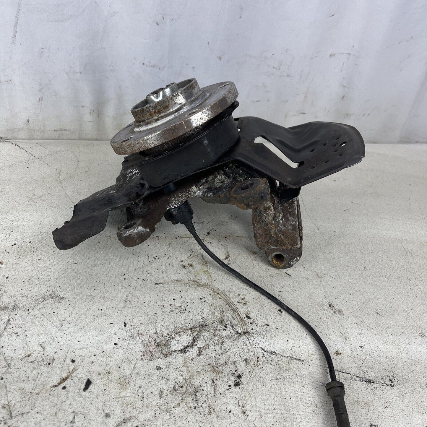 00 BMW 323i E46 Sedan Front Left Driver Side Spindle Hub Knuckle