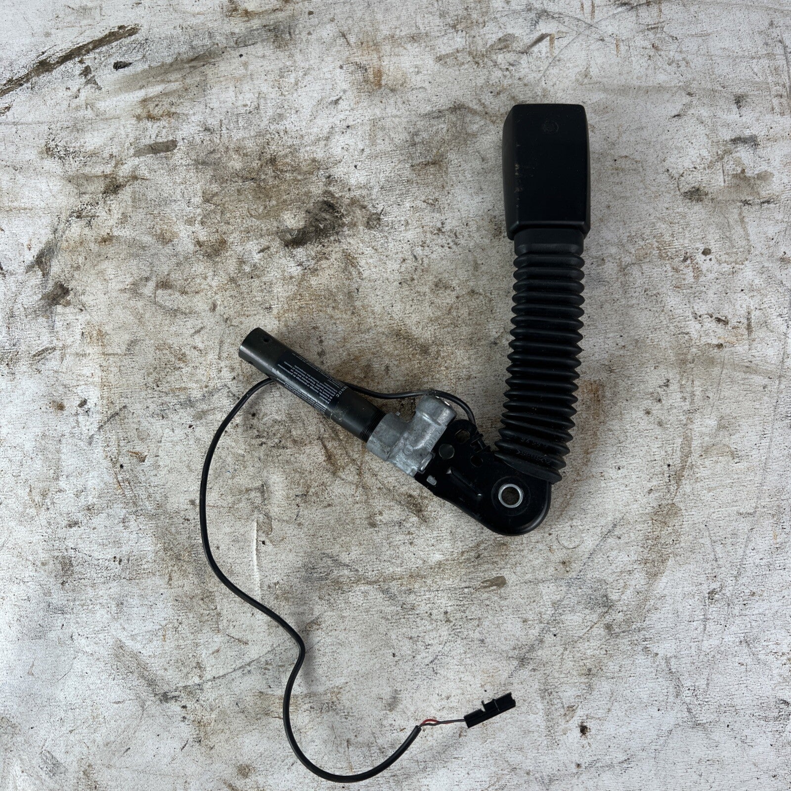 2004 BMW 330ci 325ci 325i 330i Front Right Passenger  Seat Belt Buckle Tensioner