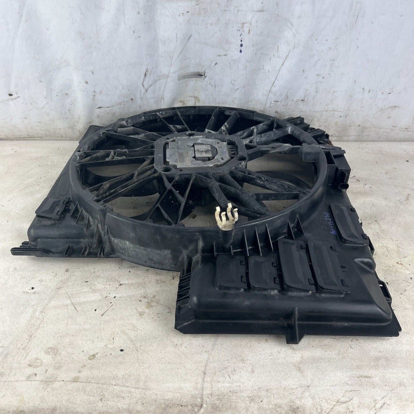 04-06 BMW X5 E53 Engine Motor Radiator Cooling Fan Motor w/ Shroud 7521767 OEM