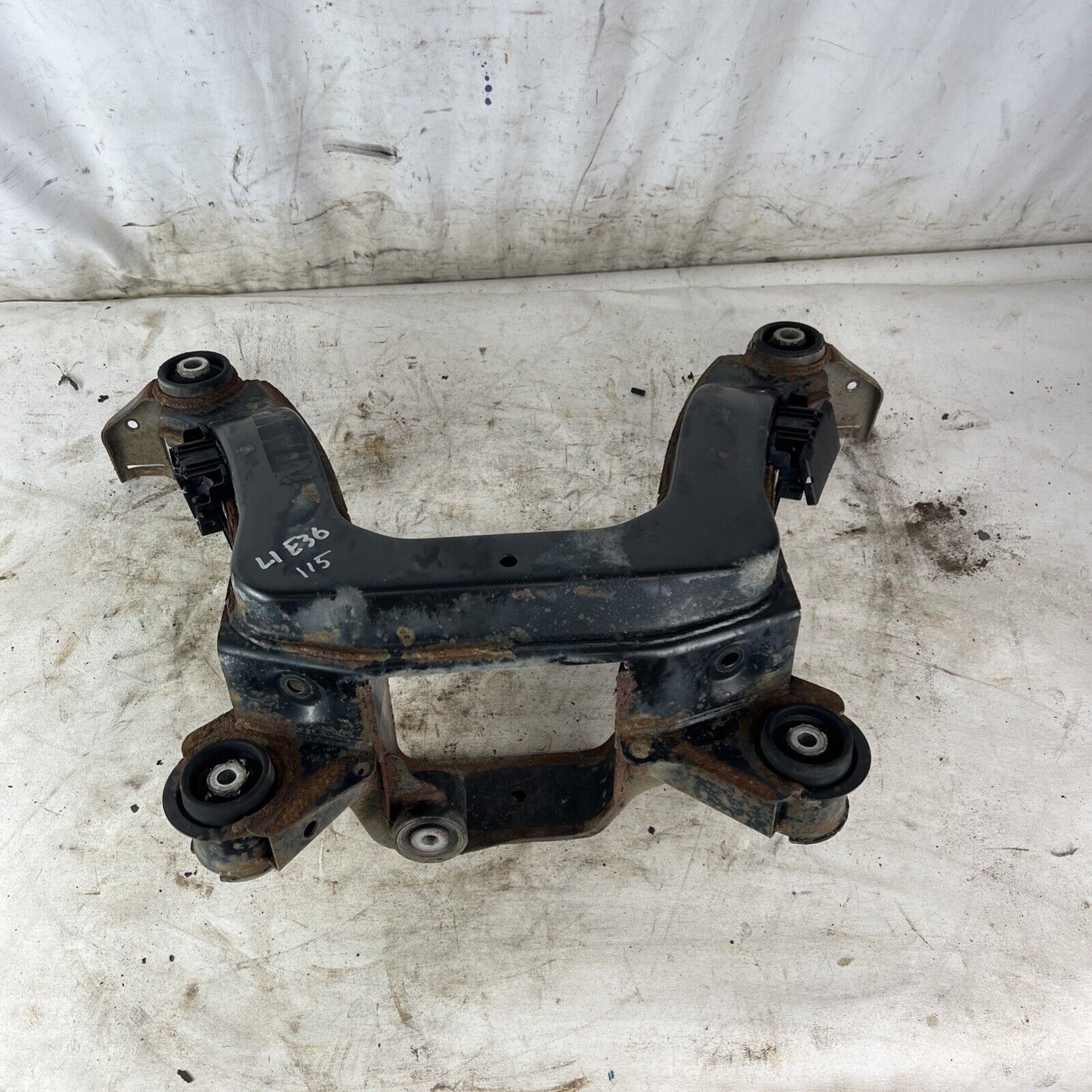 BMW E36 318 320 323 325 328 Rear Axle Carrier LSD Differential Housing Subframe