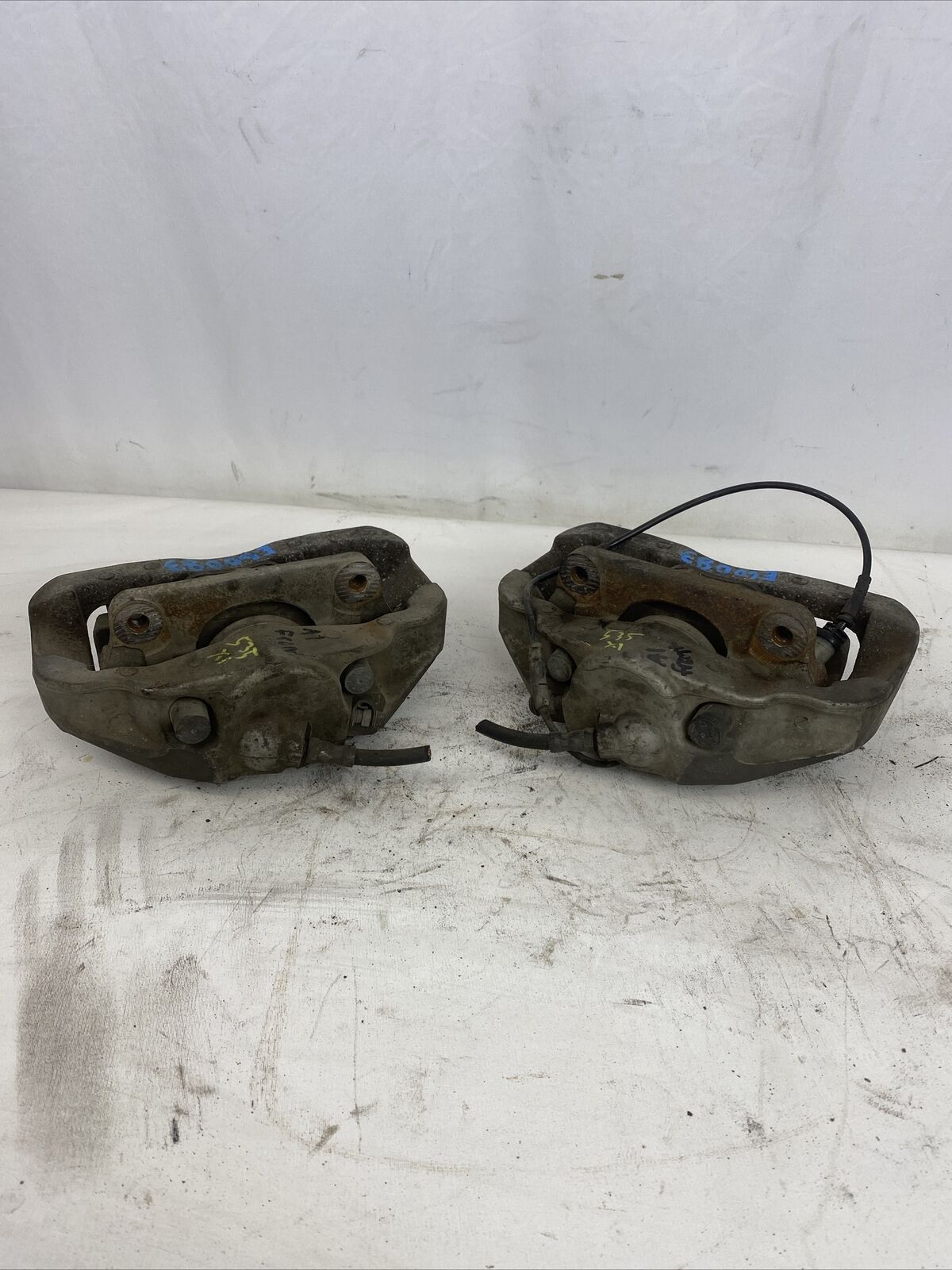 PAIR OEM BMW E60 530xi 535xi 06-10 AWD Front Brake Calipers Right Left w/Pads