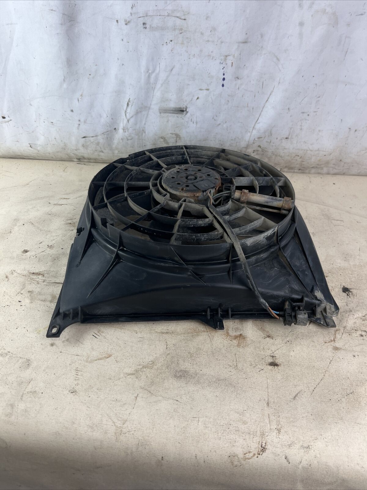 96-98 BMW 318 Z3 1.9L L4 GAS M44 ENGINE MOTOR RADIATOR COOLING FAN SHROUD OEM