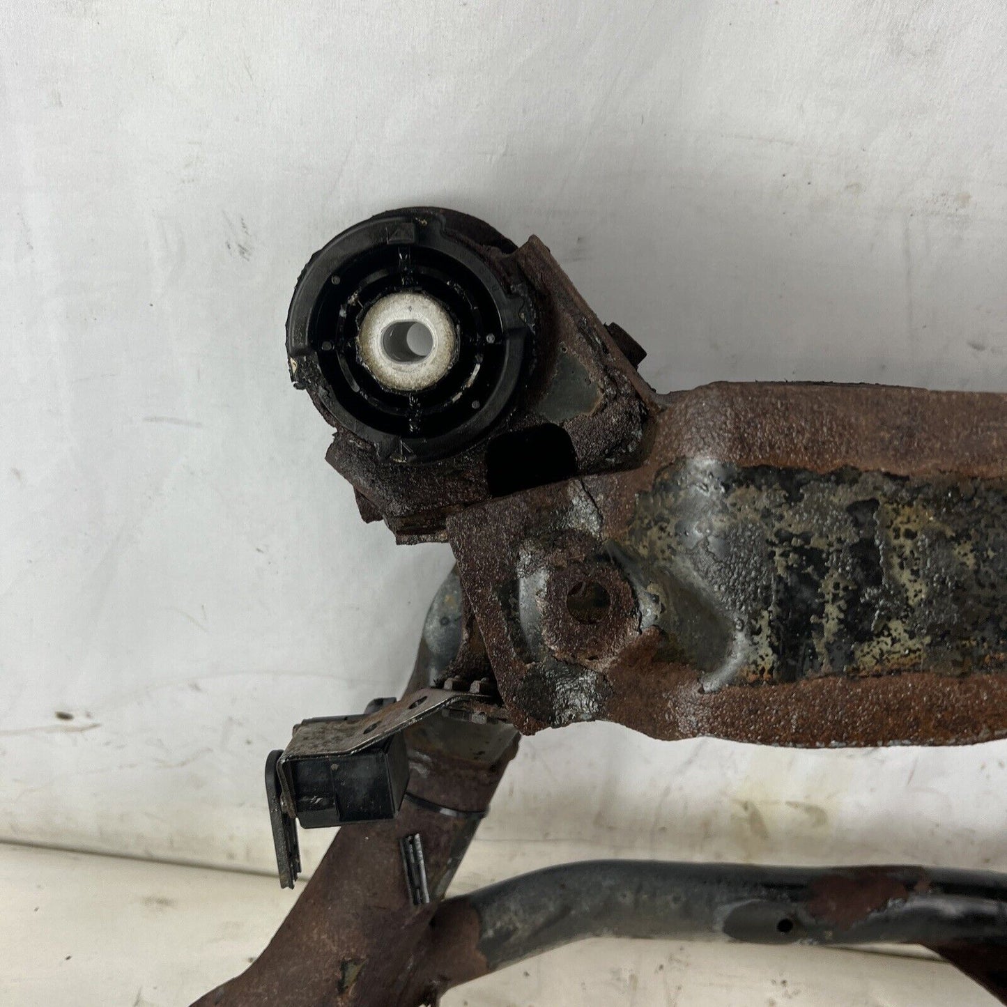 REAR AXLE DIFFERENTIAL DIFF CARRIER SUBFRAME BMW E46 325XI 330XI AWD 4WD CROSS