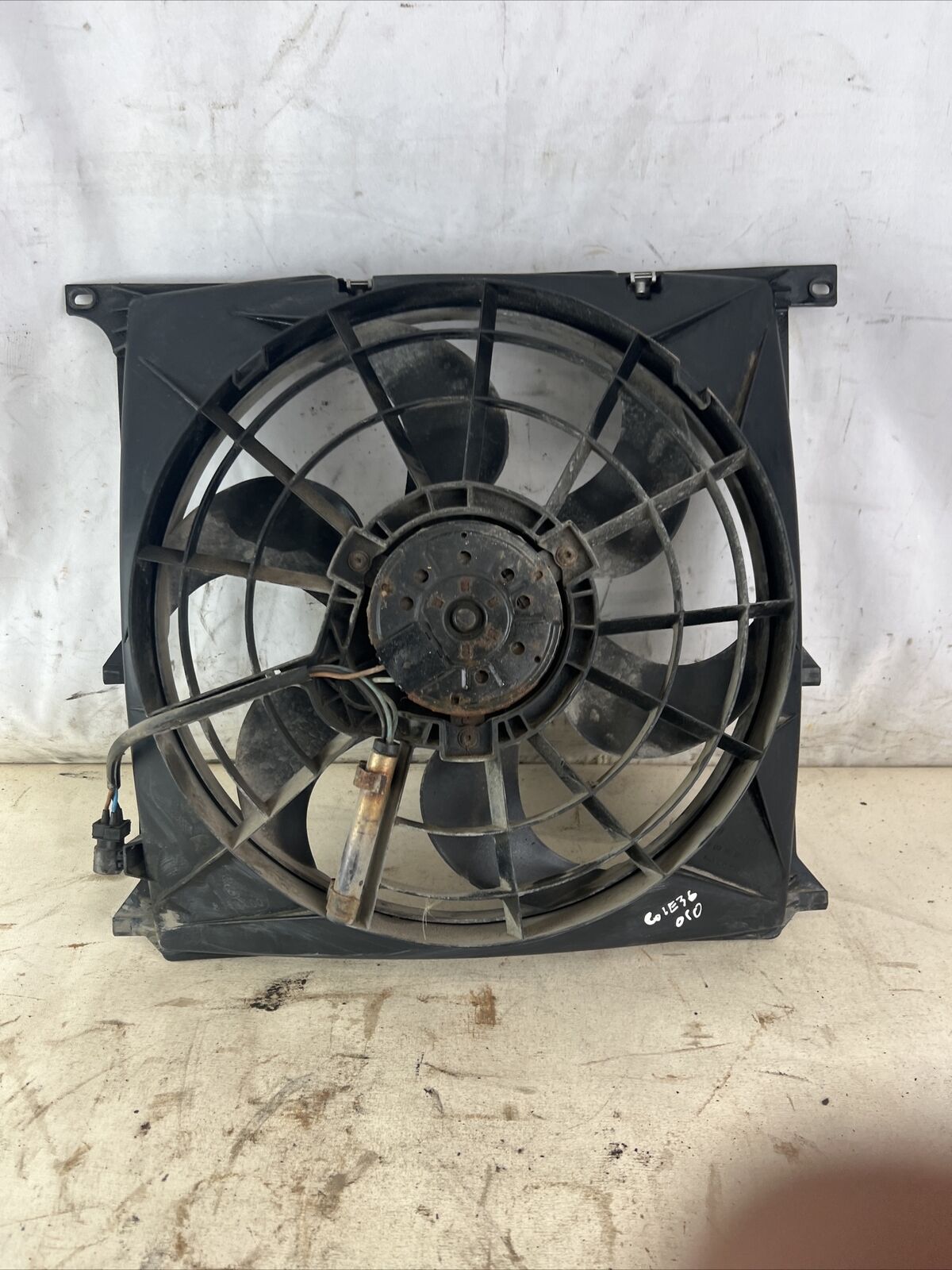 96-98 BMW 318 Z3 1.9L L4 GAS M44 ENGINE MOTOR RADIATOR COOLING FAN SHROUD OEM