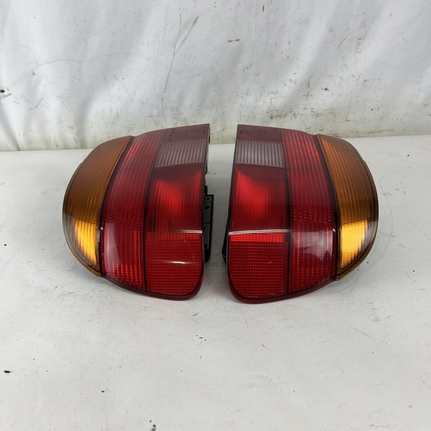 97-00 BMW E39 540i 528i PAIR REAR BRAKE TAIL LIGHT LAMPS OEM 8358033