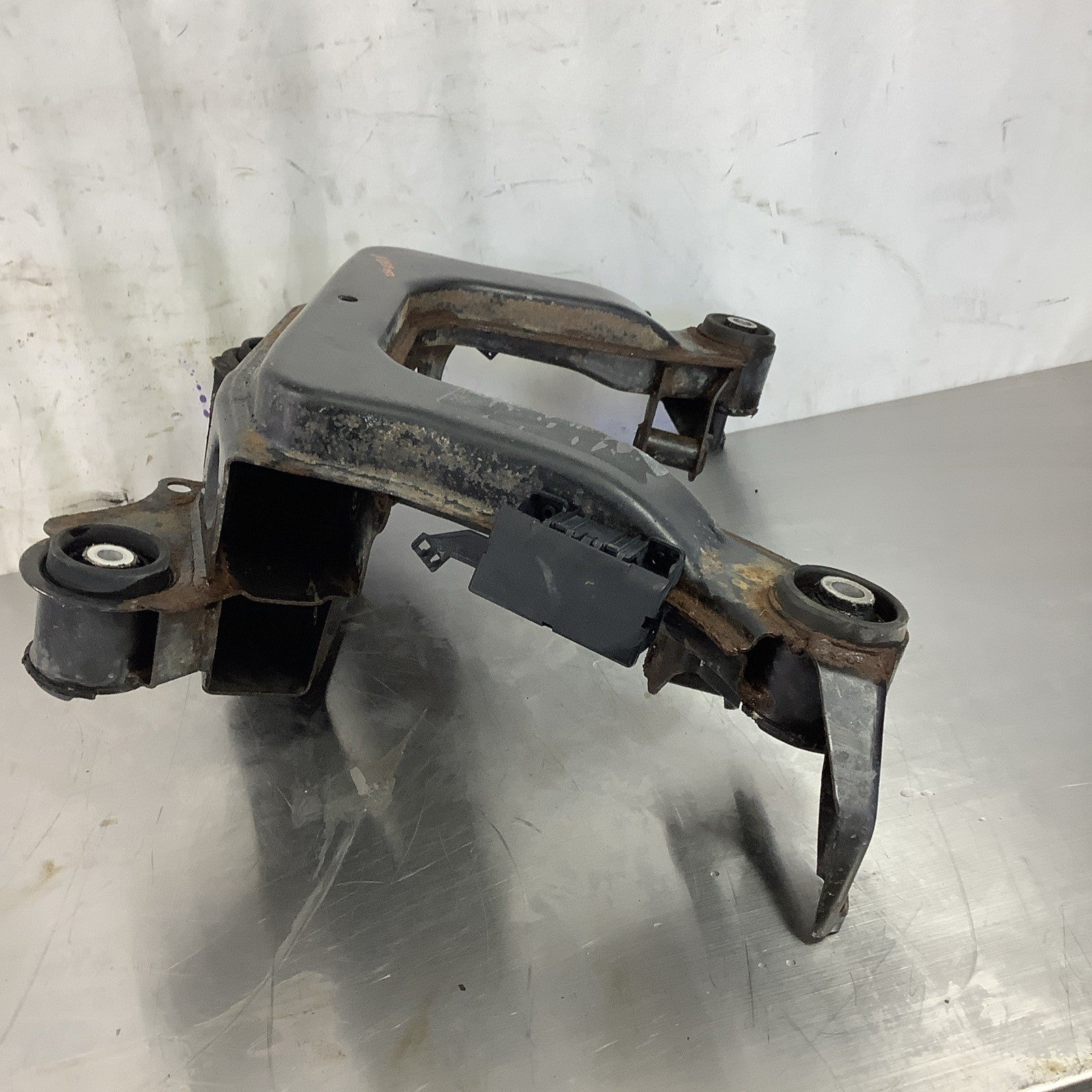 BMW E36 318 320 323 325 328 Rear Axle Carrier LSD Differential Housing Subframe