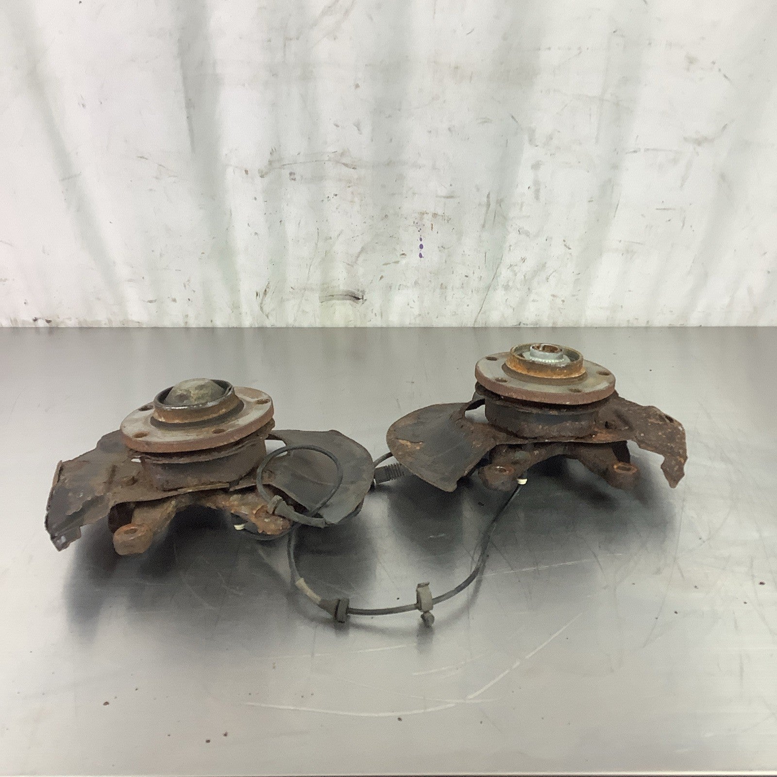 BMW E36 318 323 325 328 FRONT PASSENGER & DRIVER WHEEL HUB KNUCKLE SPINDLE #073