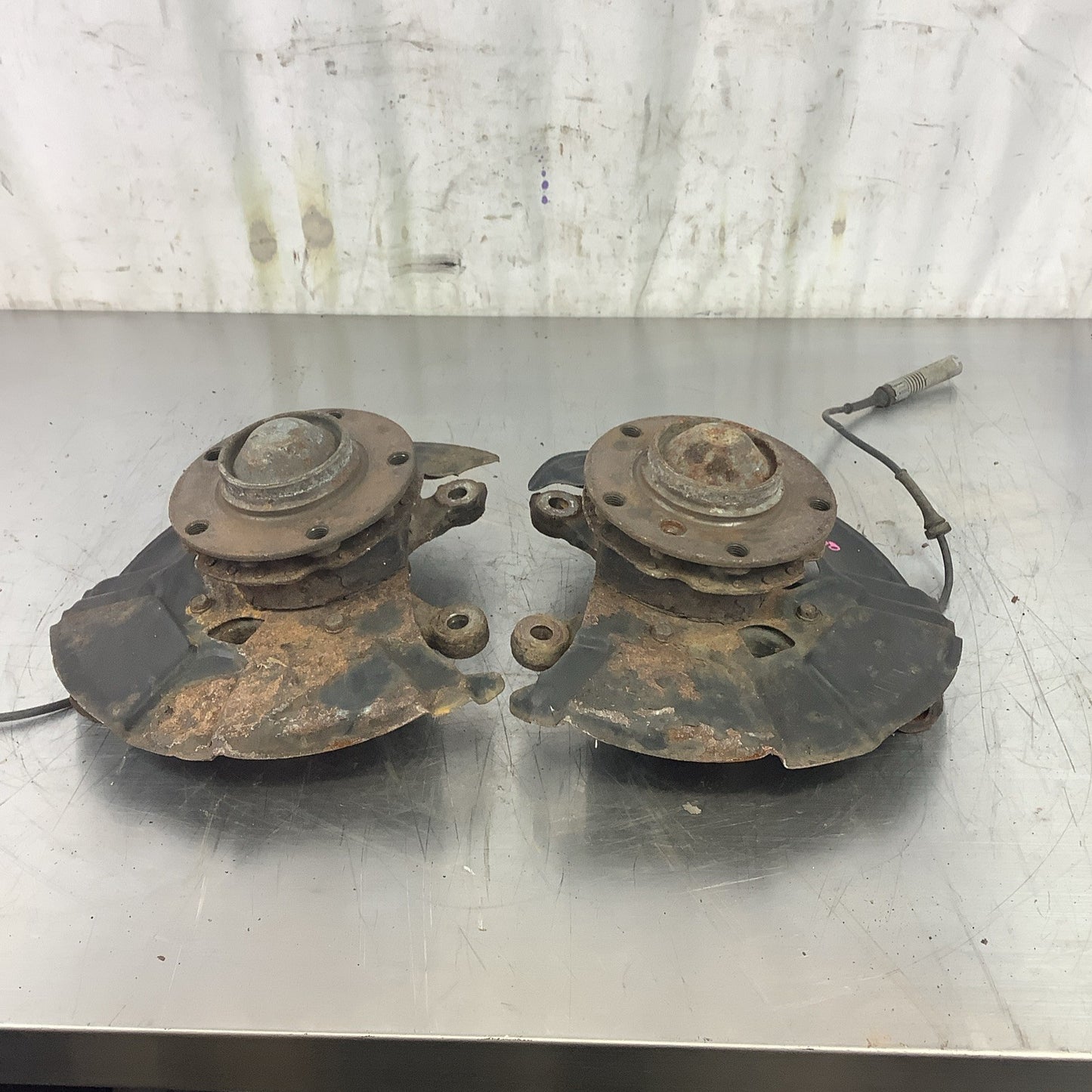 BMW E36 RWD 323 325 328 FRONT PASSENGER & DRIVER WHEEL HUB KNUCKLE SPINDLE #070