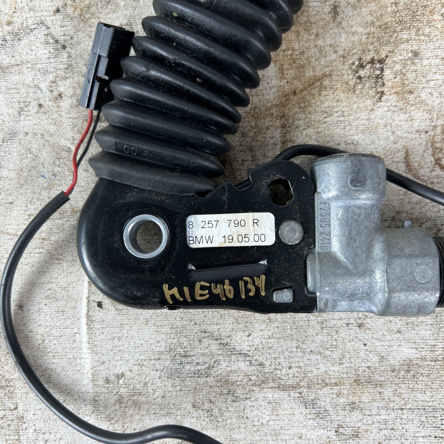 2004 BMW 330ci 325ci 325i 330i Front Right Passenger  Seat Belt Buckle Tensioner