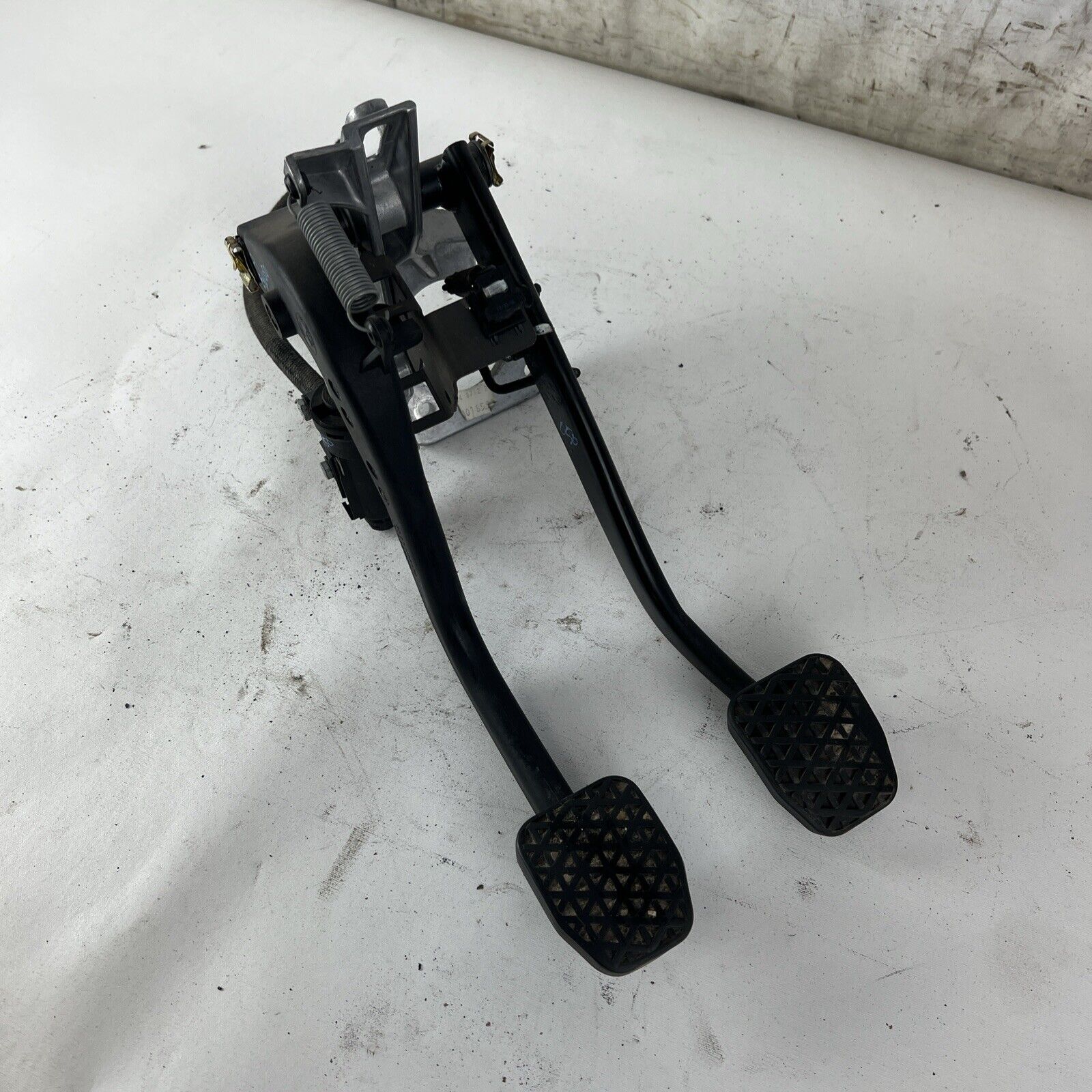 Bmw E46 3 Series MANUAL PEDAL ASSEMBLY / Clutch Pedal Assembly 323i 325i 330i M3