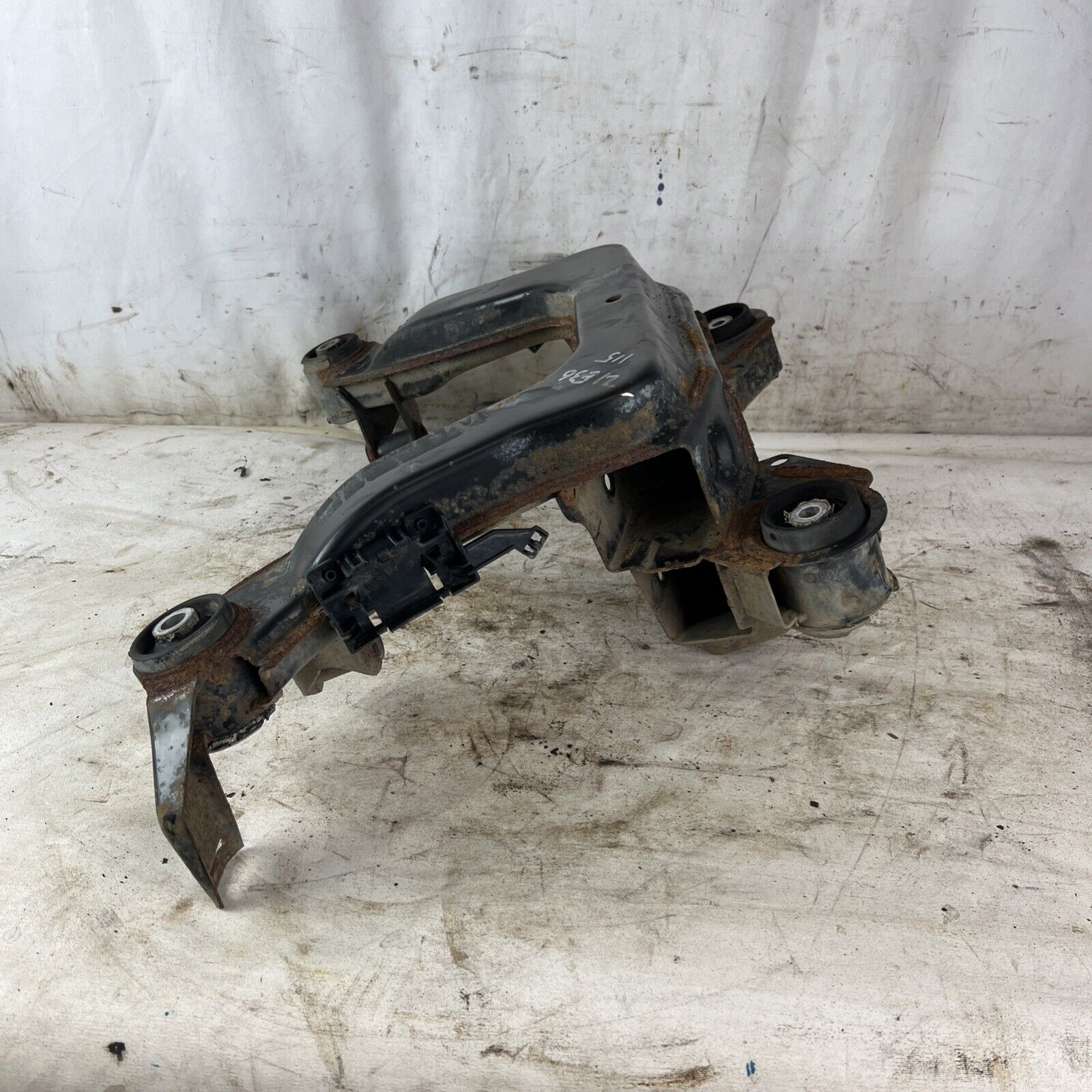 BMW E36 318 320 323 325 328 Rear Axle Carrier LSD Differential Housing Subframe