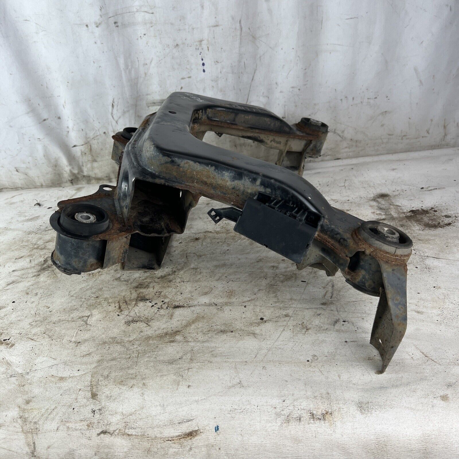 BMW E36 318 320 323 325 328 Rear Axle Carrier LSD Differential Housing Subframe