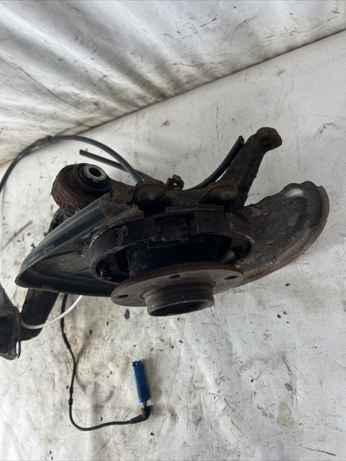 🥇01-06 BMW E46 330i 330Ci REAR LEFT TRAILING ARM KNUCKLE WHEEL HUB BEARING OEM