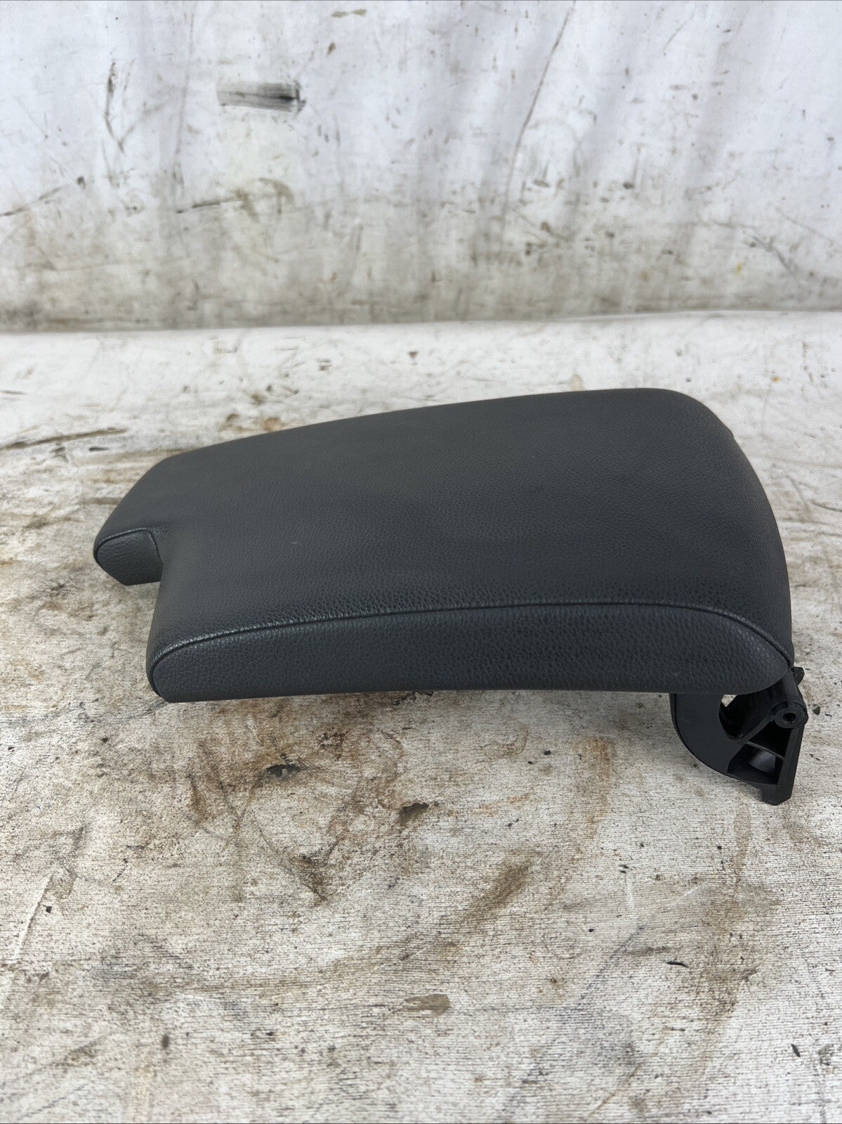 2007- 2008 BMW 328I 3 SERIES CENTER CONSOLE LID ARMREST 7137552 BLACK OEM