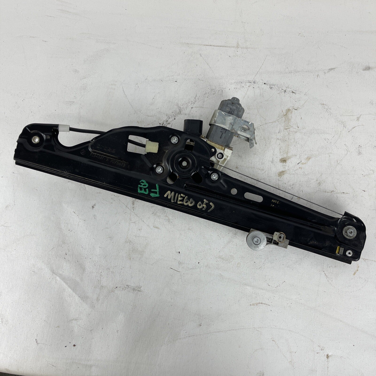 04-10 BMW 525i 528i 530i 535i 545i M5 (E60) LEFT REAR WINDOW REGULATOR w/ MOTOR