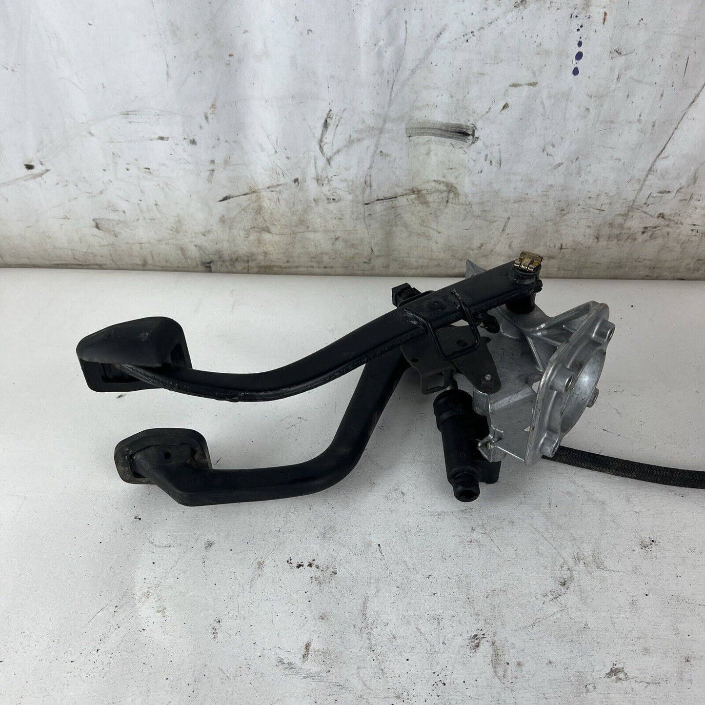 Bmw E46 3 Series MANUAL PEDAL ASSEMBLY / Clutch Pedal Assembly 323i 325i 330i M3