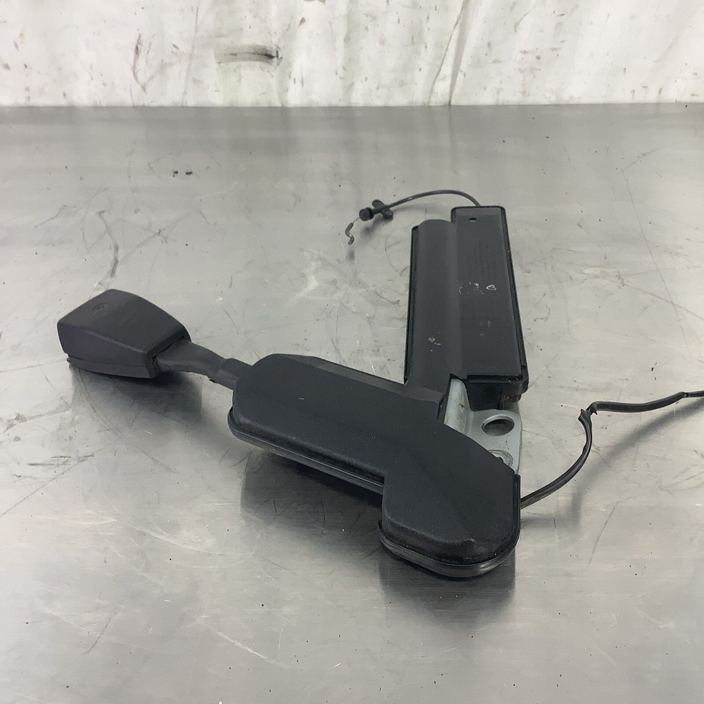 8164935; BMW 318i 325 328 E36 Sedan OEM Front Drivers Seat Belt Buckle 1992-98