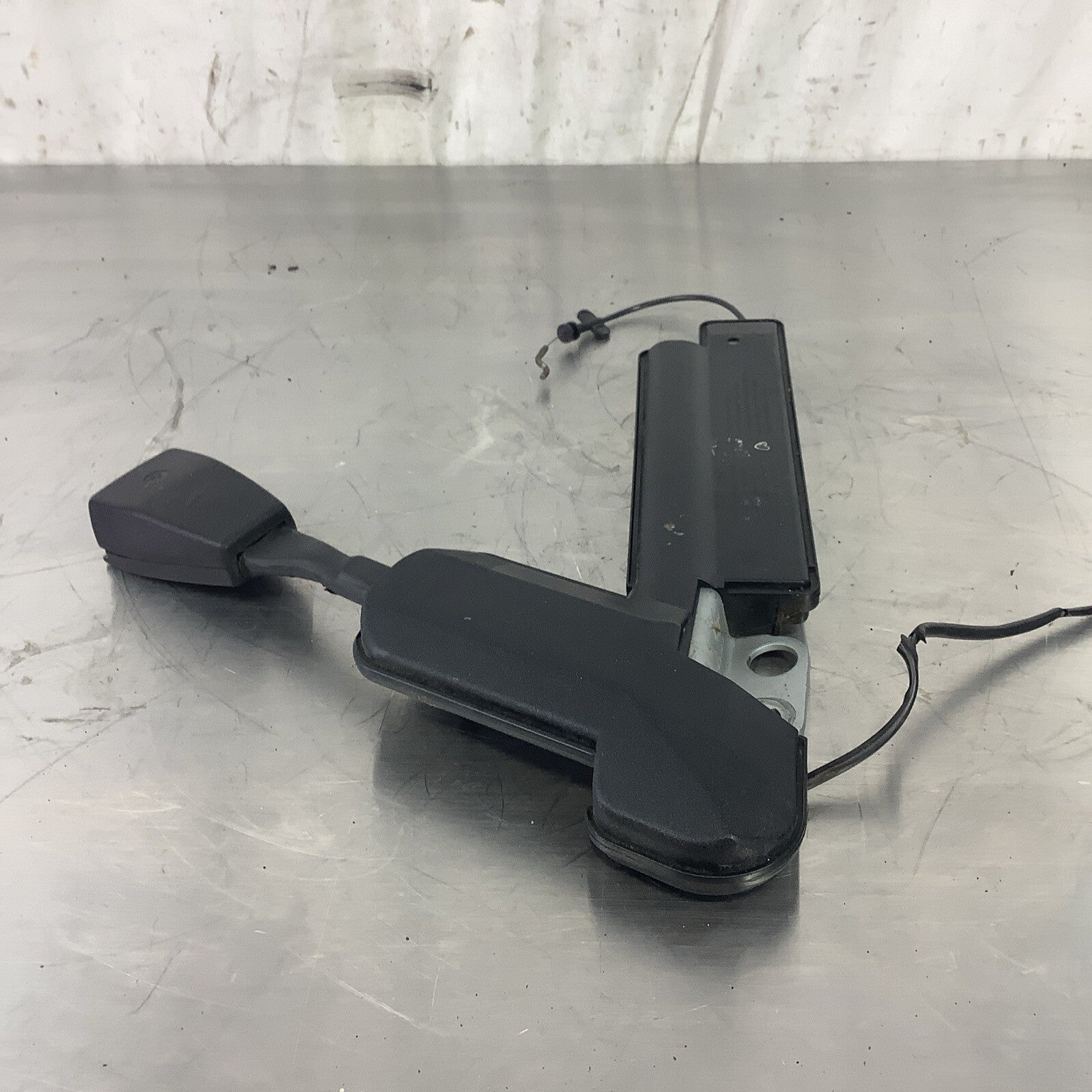 8164935; BMW 318i 325 328 E36 Sedan OEM Front Drivers Seat Belt Buckle 1992-98