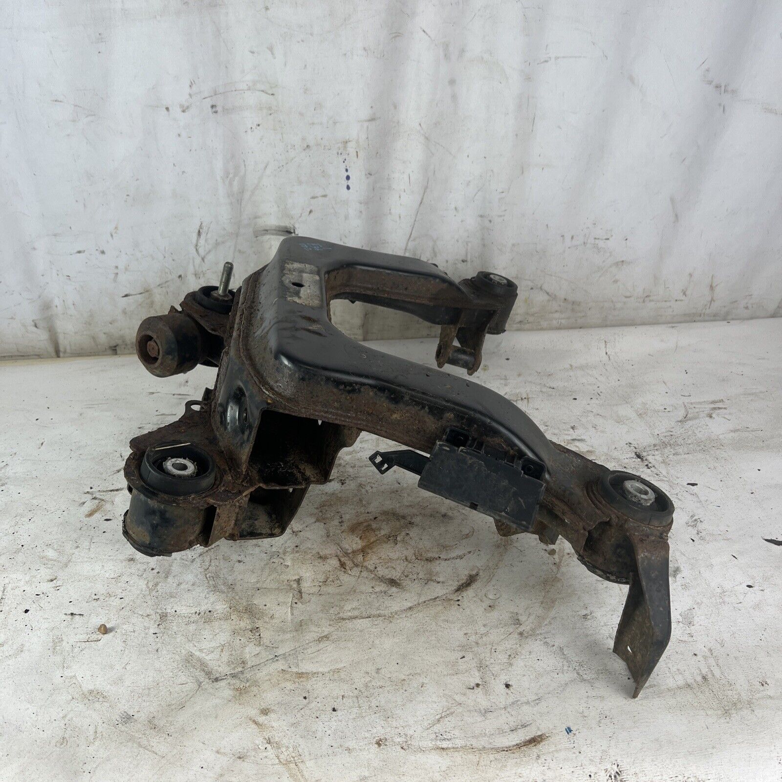 94-99 BMW E36 318 325 328  Rear Differential Subframe Suspension Crossmember #02