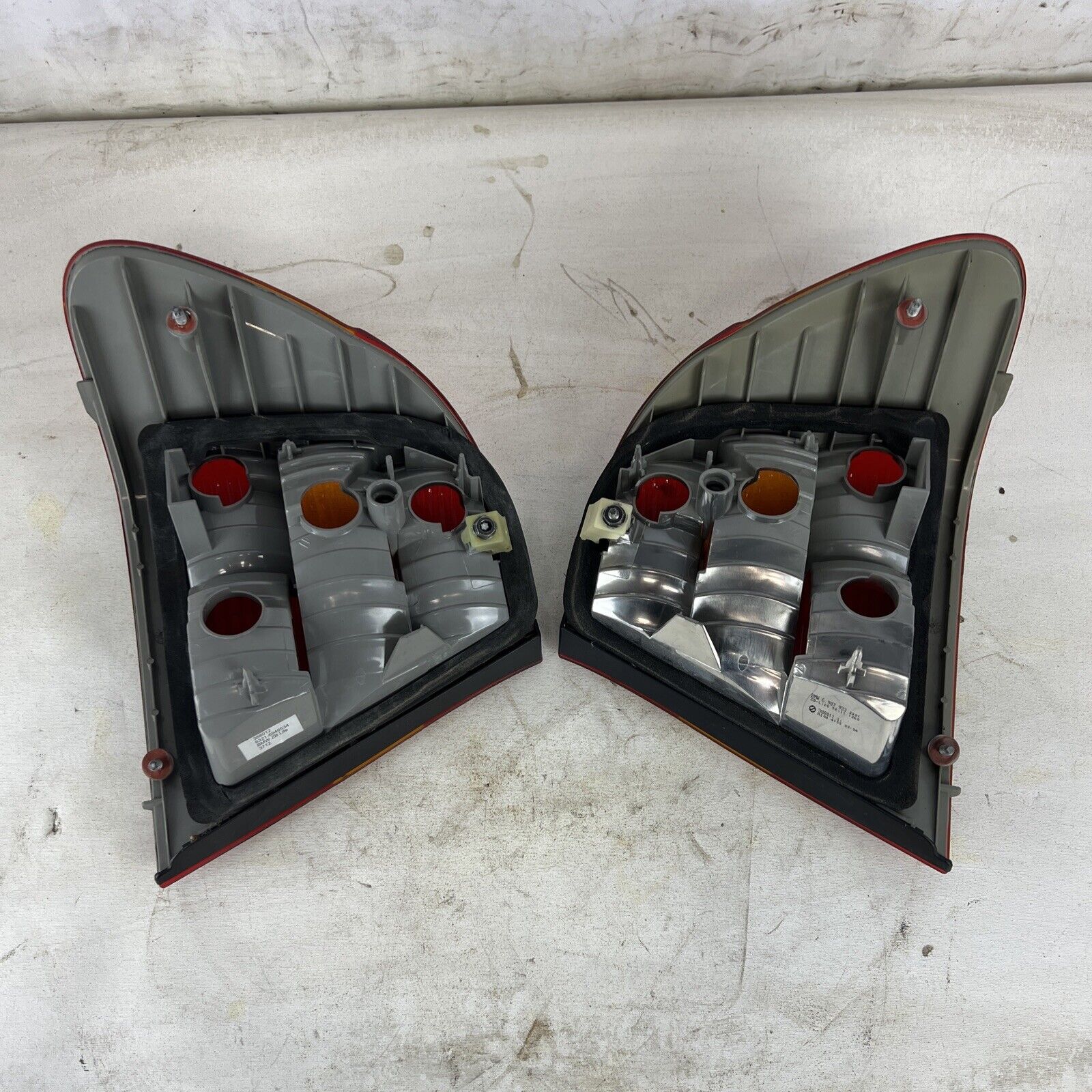 6907933 & 34 BMW325i 330i 330xi 325xi E46Sedan OEM TAILLIGHT HOUSING 02-05(PAIR)