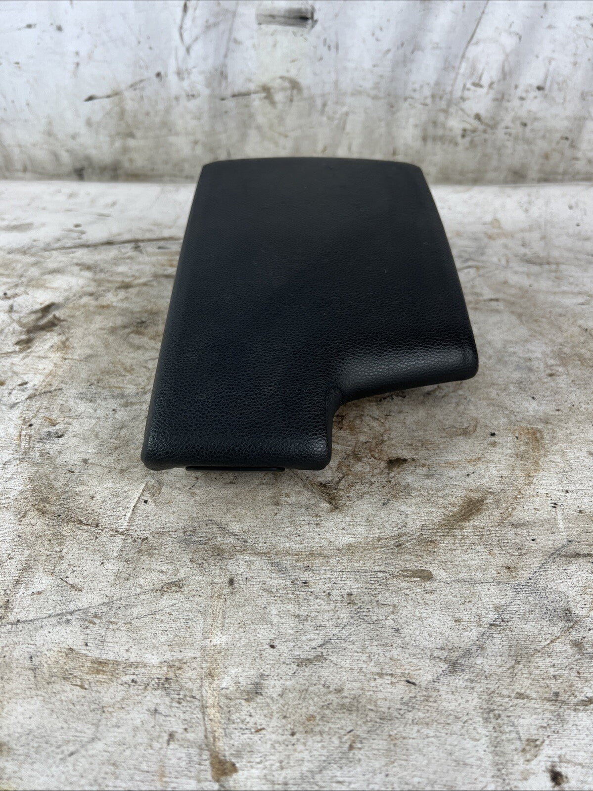 2007- 2008 BMW 328I 3 SERIES CENTER CONSOLE LID ARMREST 7137552 BLACK OEM