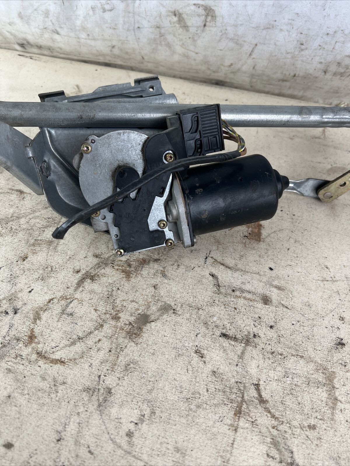 1996-1999 BMW 328I Coupe Convertible FRONT WINDSHIELD WIPER MOTOR W/ LINKAGE OEM