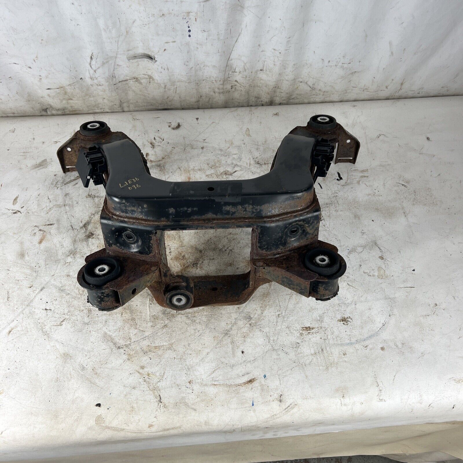 BMW E36 318 320 323 325 328 Rear Axle Carrier Differential Housing Subframe #036