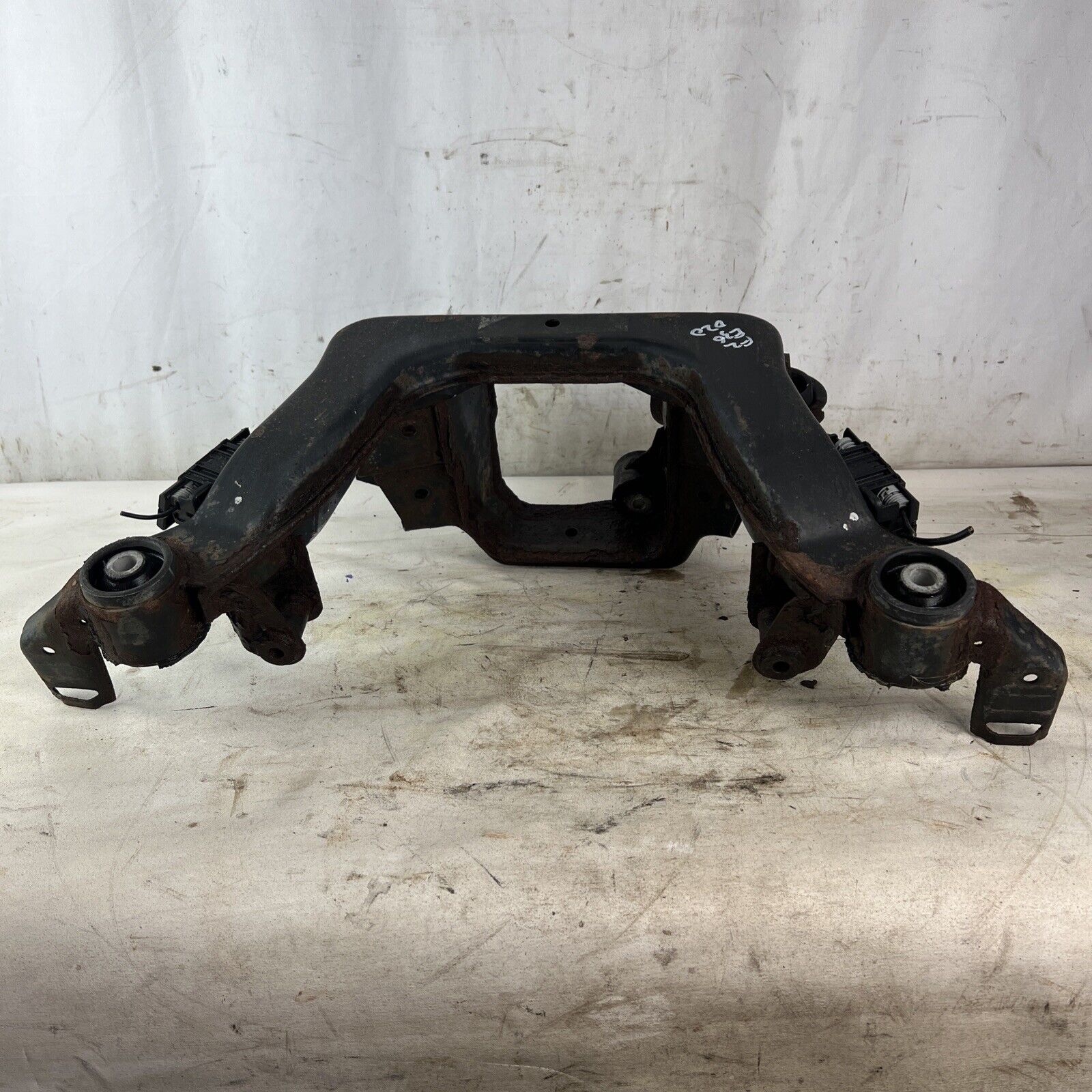 94-99 BMW E36 318 325 328  Rear Differential Subframe Suspension Crossmember #20