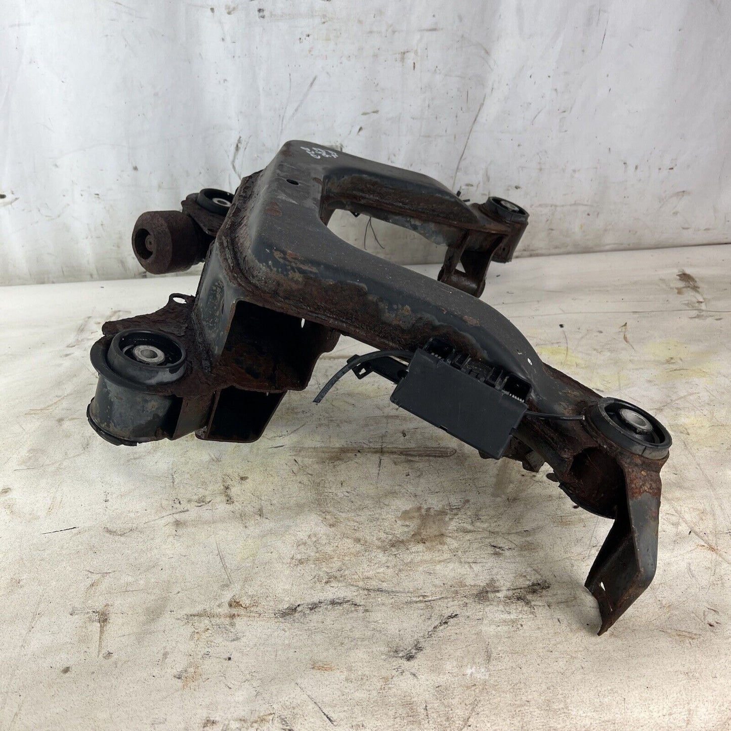 94-99 BMW E36 318 325 328  Rear Differential Subframe Suspension Crossmember #20