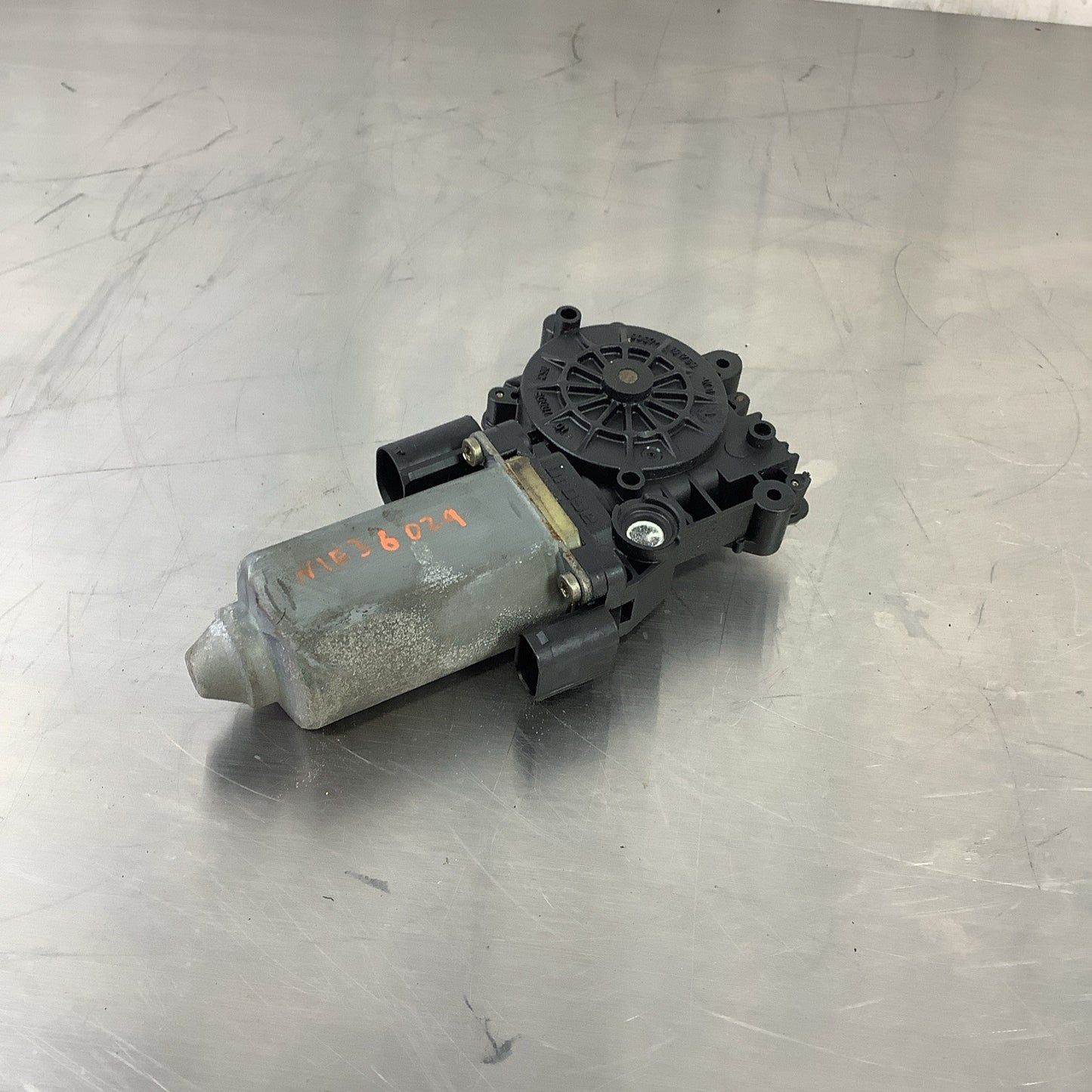 BMW FRONT WINDOW REGULATOR MOTOR 67628360977 8360977 OEM