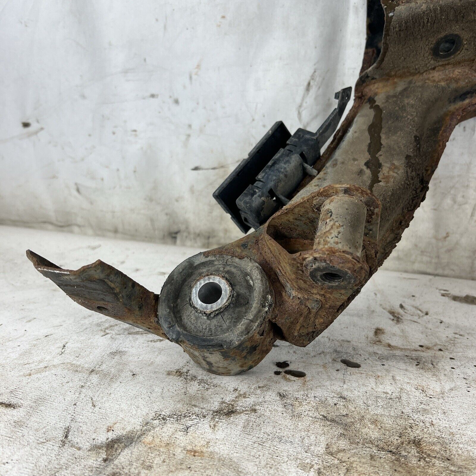 BMW E36 318 320 323 325 328 Rear Axle Carrier Differential Housing Subframe #036