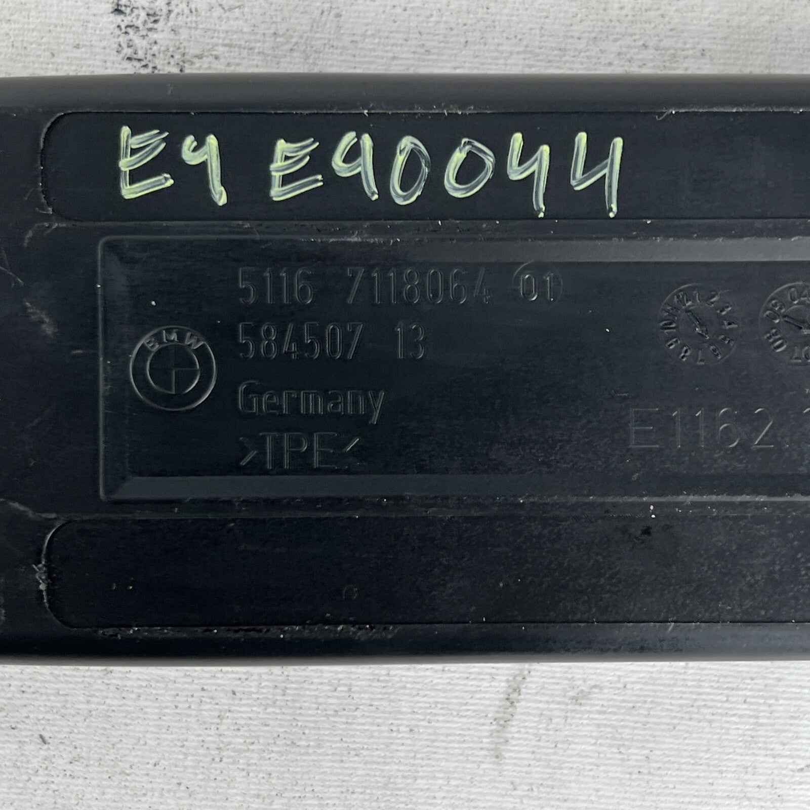 2009-2012 BMW 328I XDRIVE E90 LCI - Front Center Armrest Rubber Insert 7118064