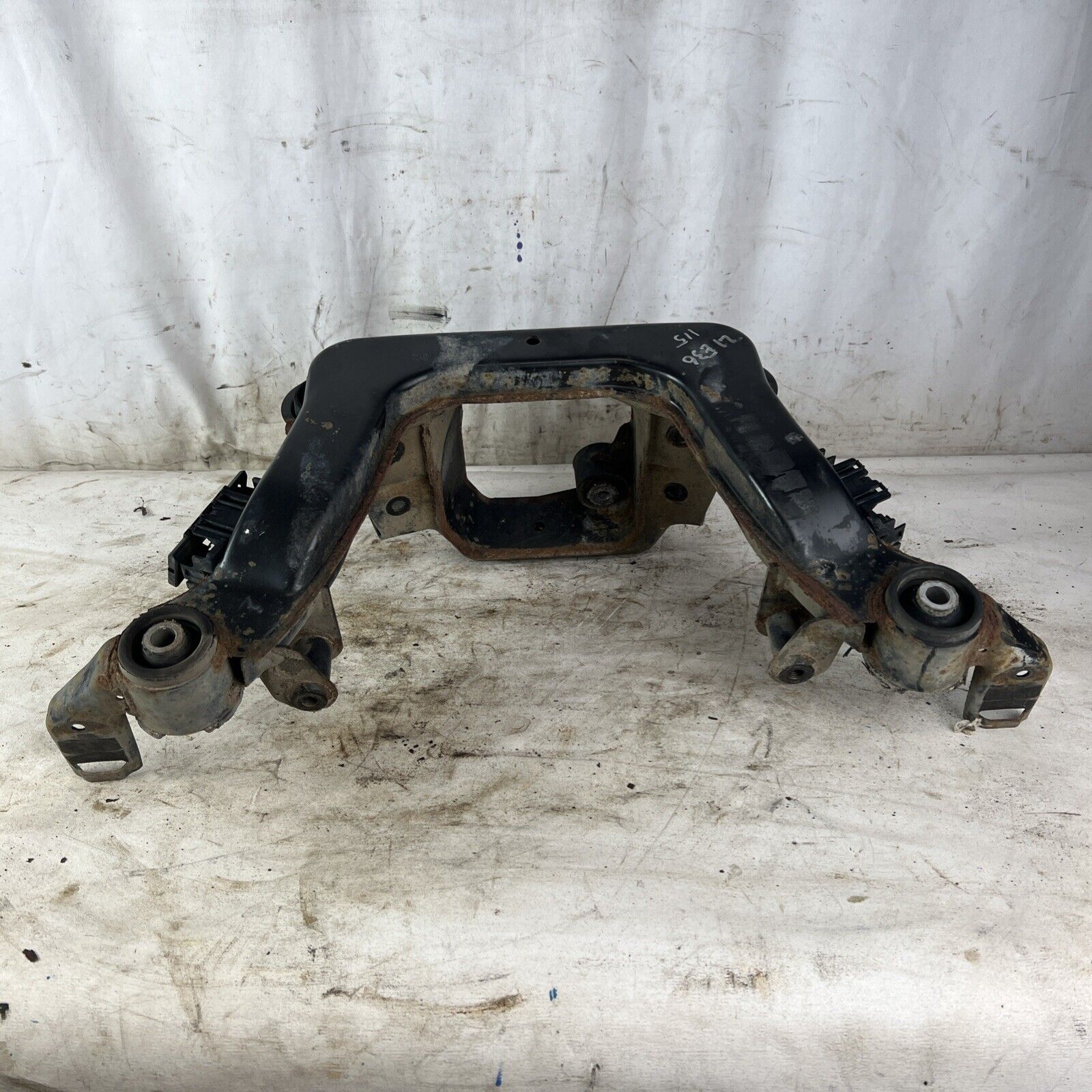 BMW E36 318 320 323 325 328 Rear Axle Carrier LSD Differential Housing Subframe