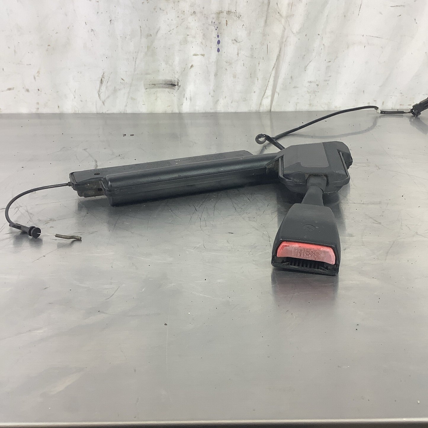 8164935; BMW 318i 325 328 E36 Sedan OEM Front Drivers Seat Belt Buckle 1992-98