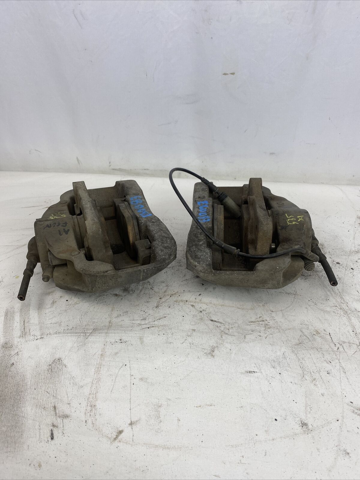 PAIR OEM BMW E60 530xi 535xi 06-10 AWD Front Brake Calipers Right Left w/Pads