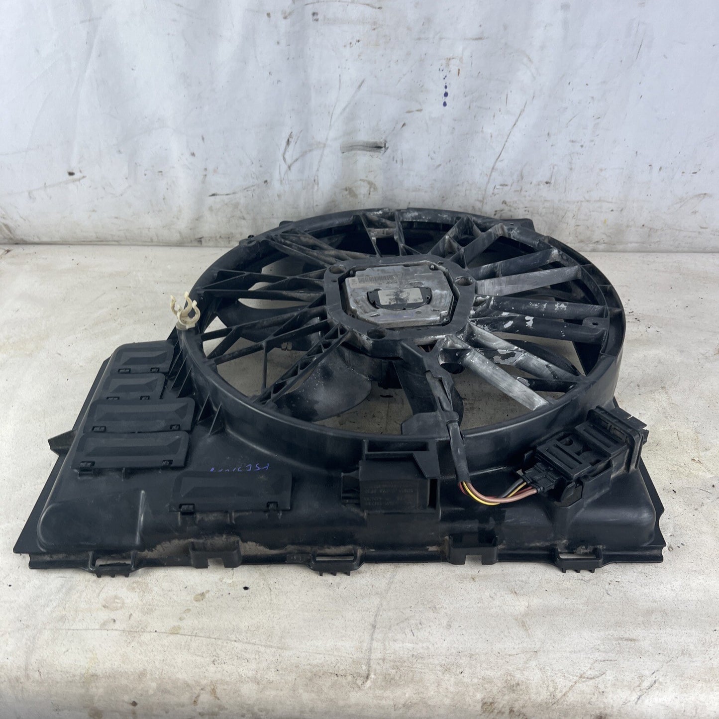 04-06 BMW X5 E53 Engine Motor Radiator Cooling Fan Motor w/ Shroud 7521767 OEM