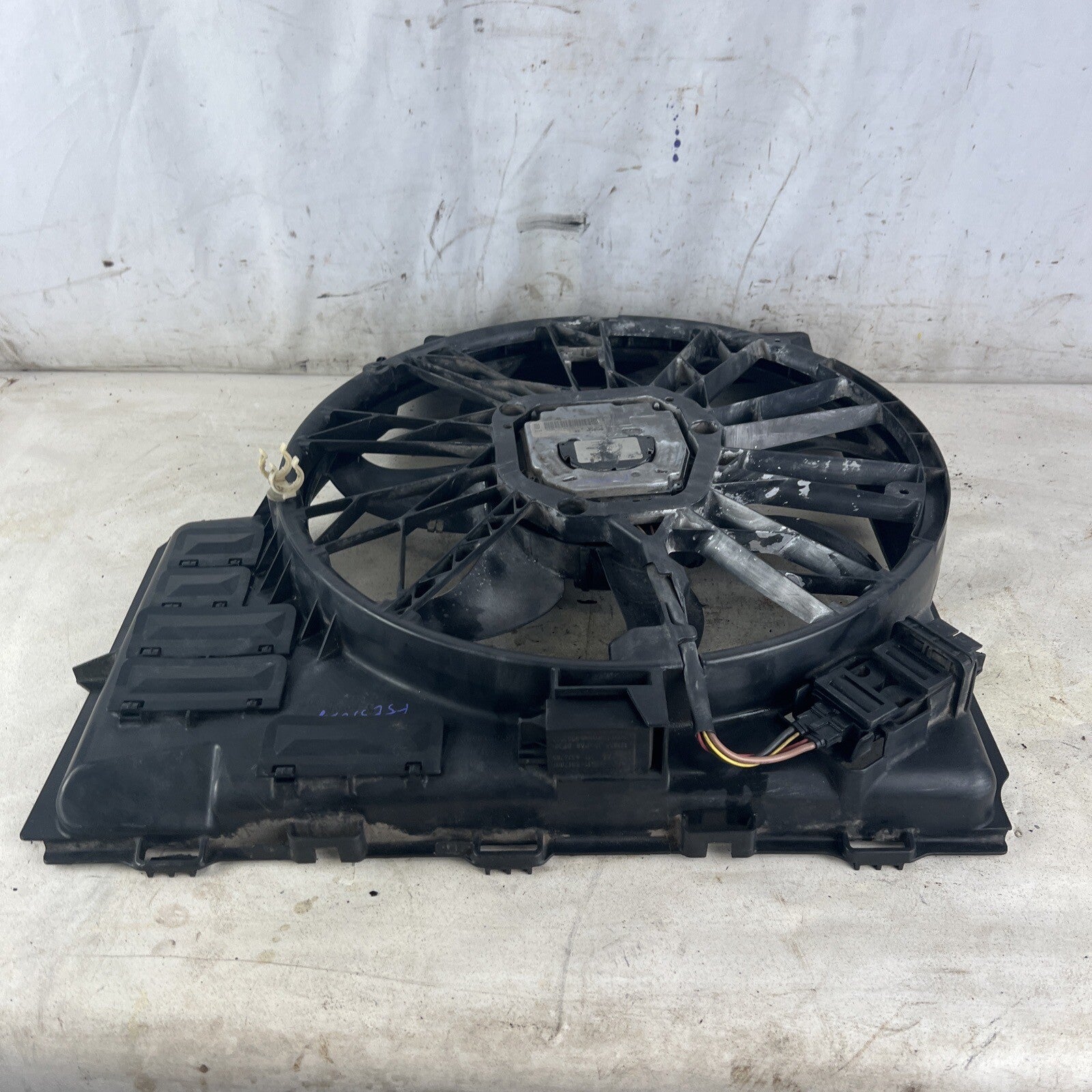 04-06 BMW X5 E53 Engine Motor Radiator Cooling Fan Motor w/ Shroud 7521767 OEM