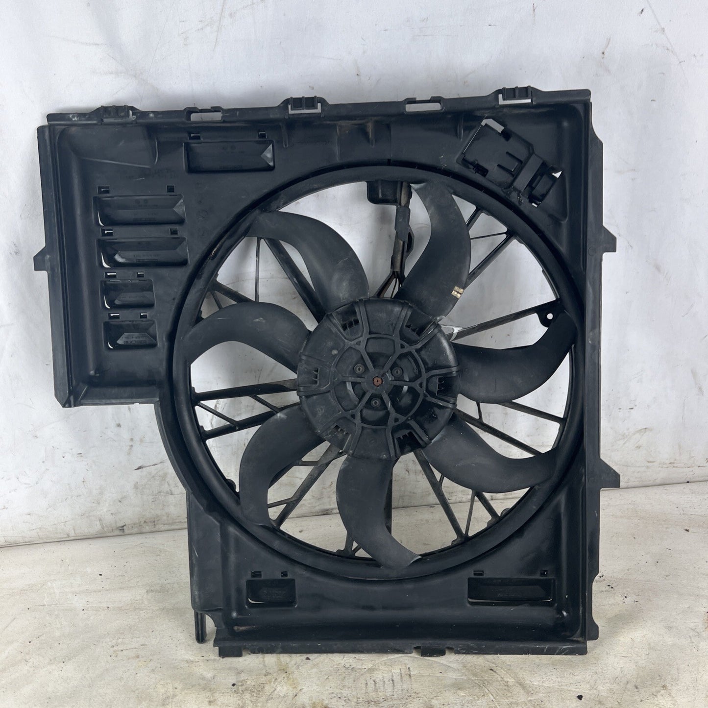 04-06 BMW X5 E53 Engine Motor Radiator Cooling Fan Motor w/ Shroud 7521767 OEM