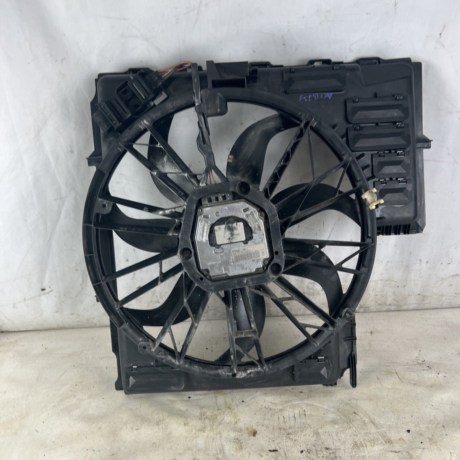 04-06 BMW X5 E53 Engine Motor Radiator Cooling Fan Motor w/ Shroud 7521767 OEM