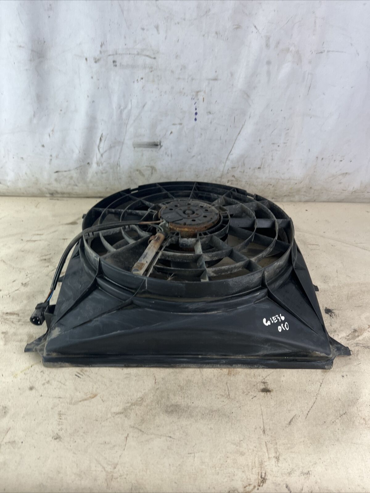 96-98 BMW 318 Z3 1.9L L4 GAS M44 ENGINE MOTOR RADIATOR COOLING FAN SHROUD OEM