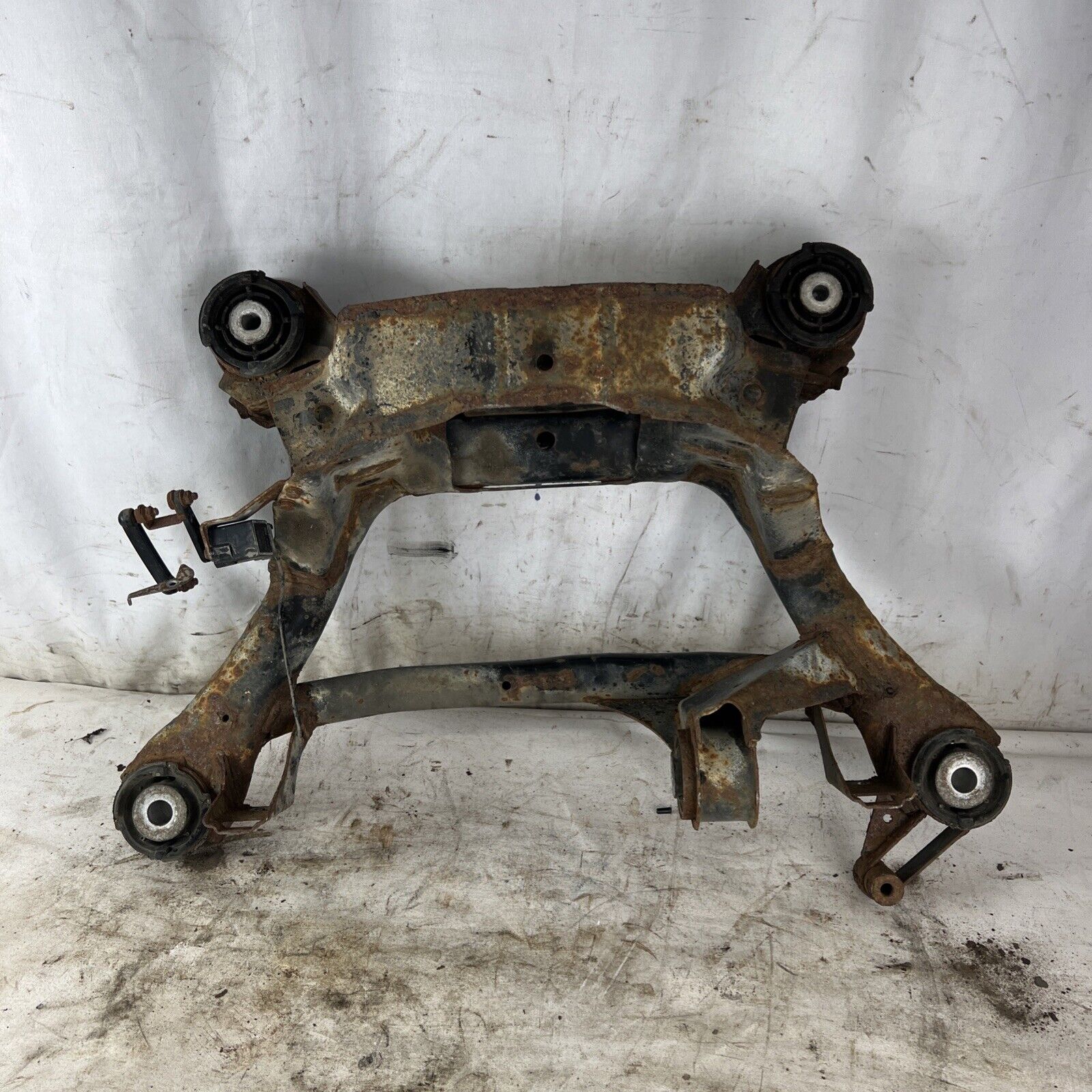 REAR AXLE DIFFERENTIAL DIFF CARRIER SUBFRAME BMW E46 325XI 330XI AWD 4WD CROSS