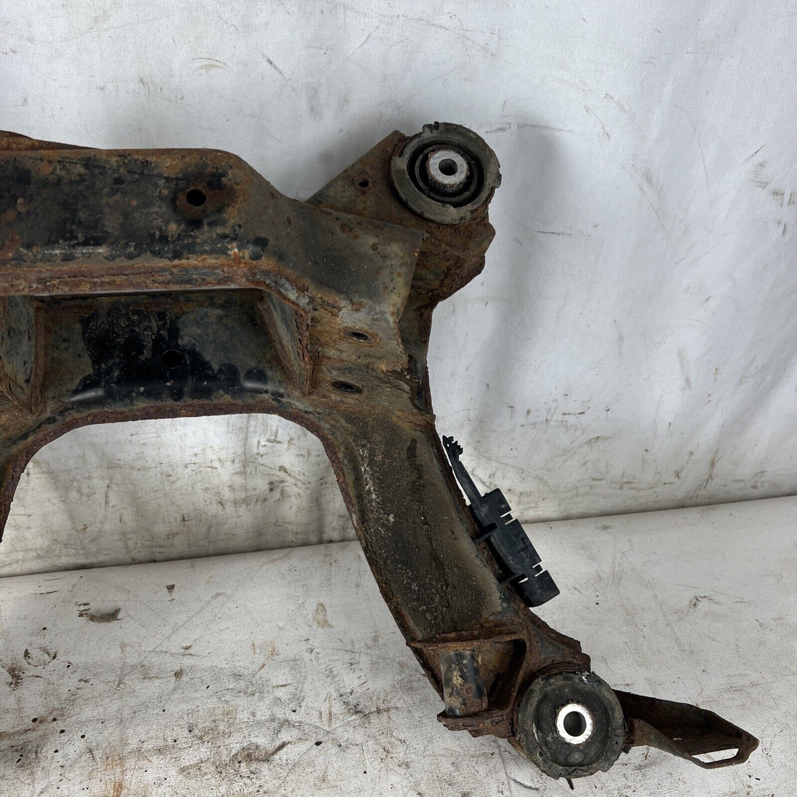 BMW E36 318 320 323 325 328 Rear Axle Carrier Differential Housing Subframe #036