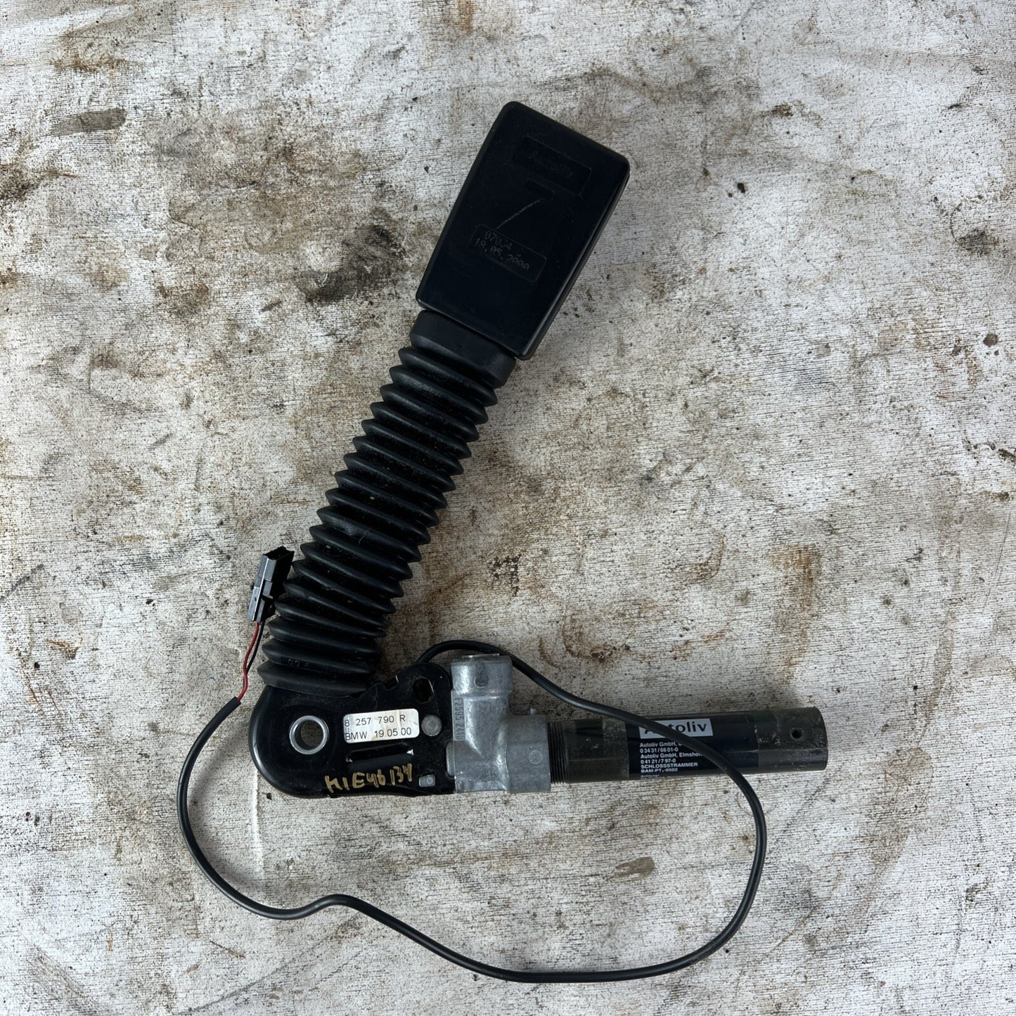 2004 BMW 330ci 325ci 325i 330i Front Right Passenger  Seat Belt Buckle Tensioner