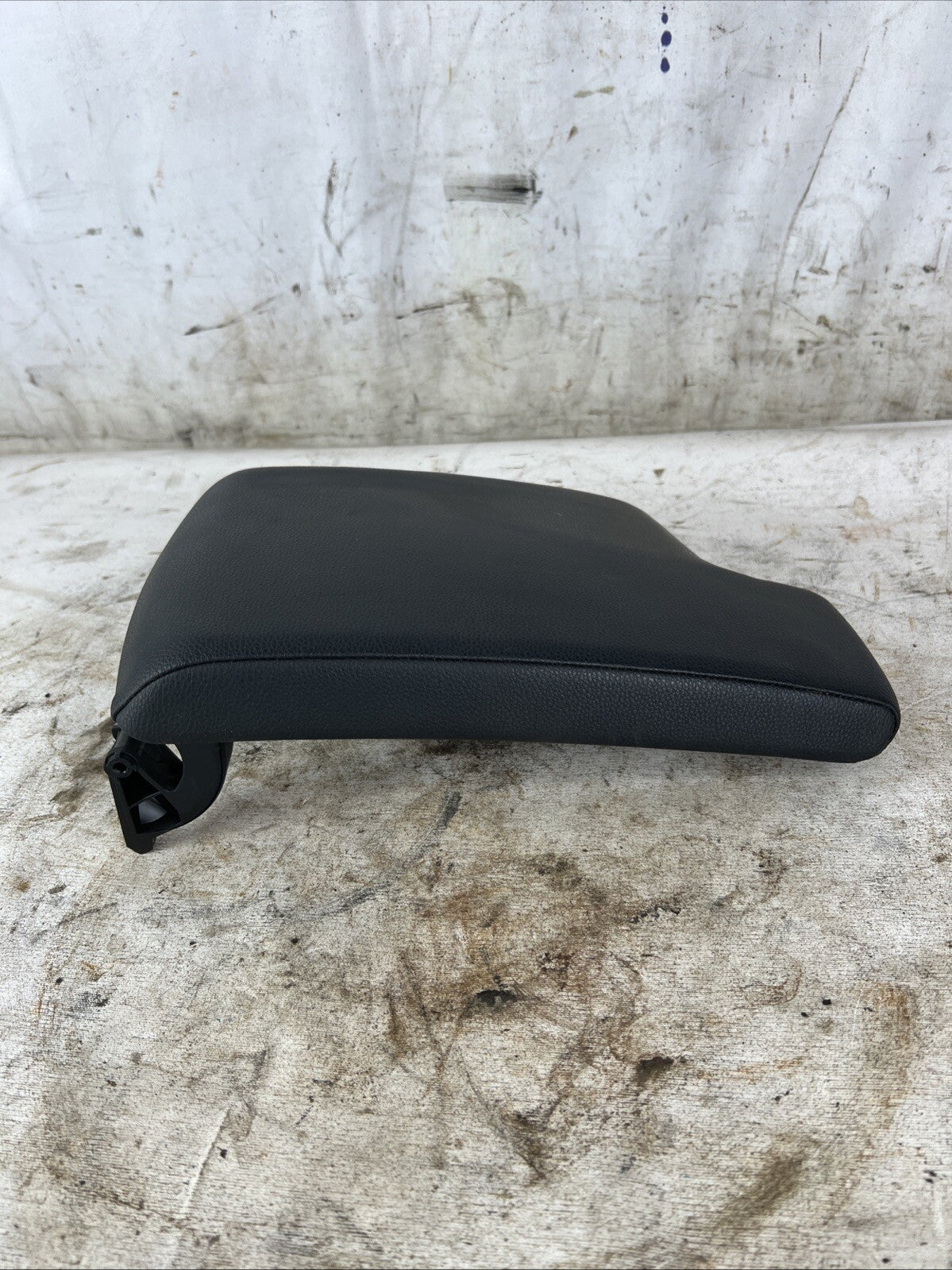 2007- 2008 BMW 328I 3 SERIES CENTER CONSOLE LID ARMREST 7137552 BLACK OEM